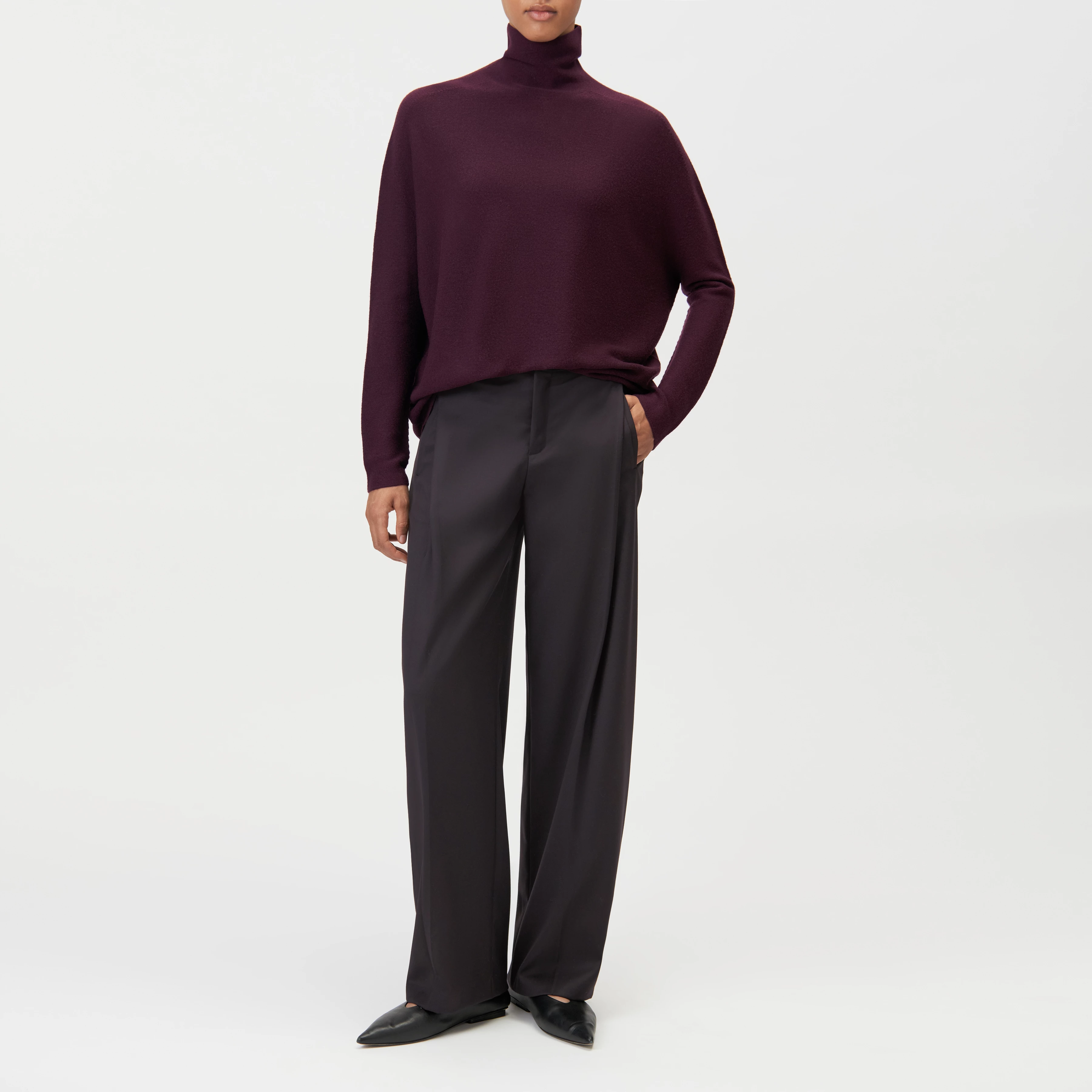 LIORA - Egg-shape turtleneck jumper in 100% merino wool - women - red - Ganzkörper-Frontansicht