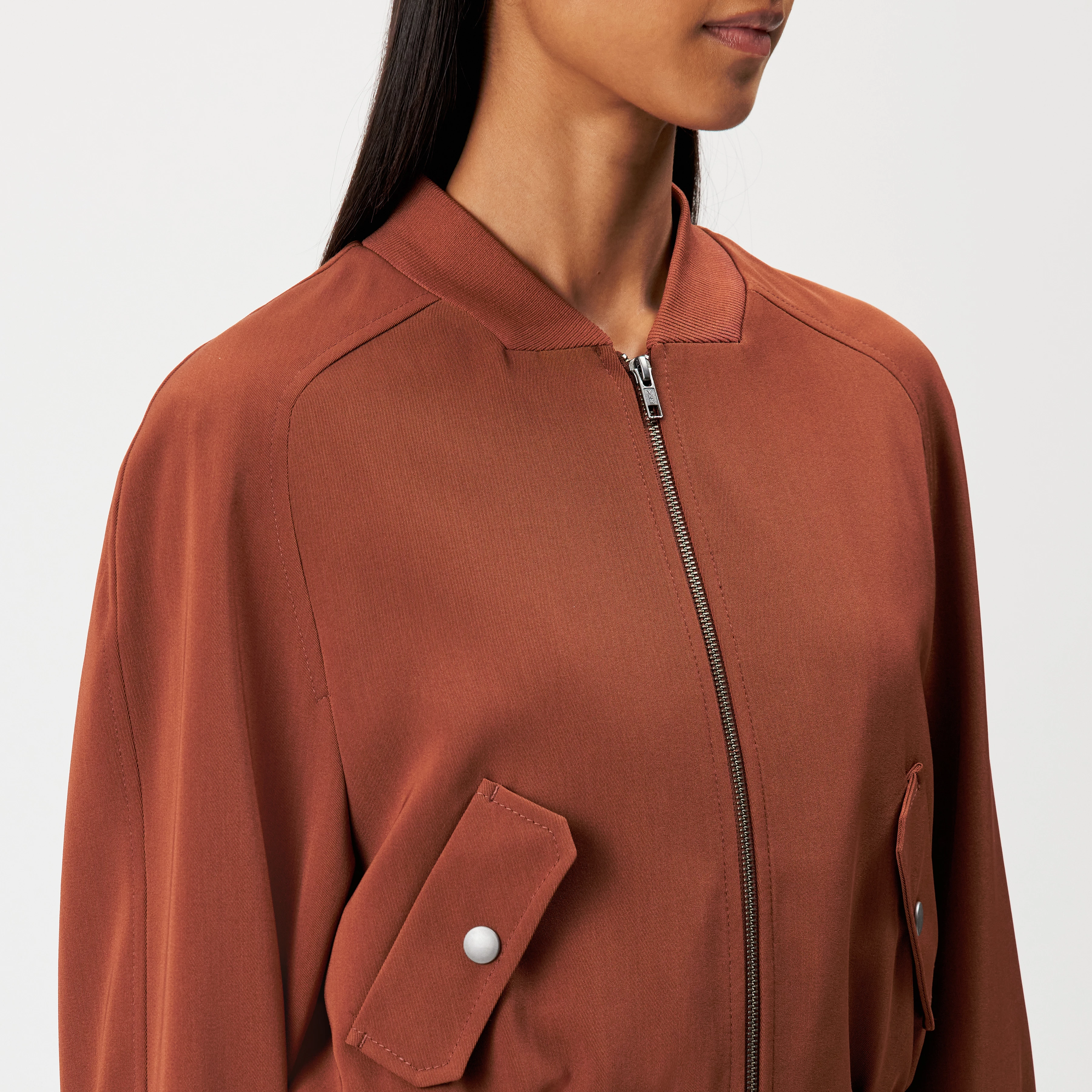 MARHAM - Blousonjacke in Techno-Gewebe - Damen - rot - Detailansicht am Model