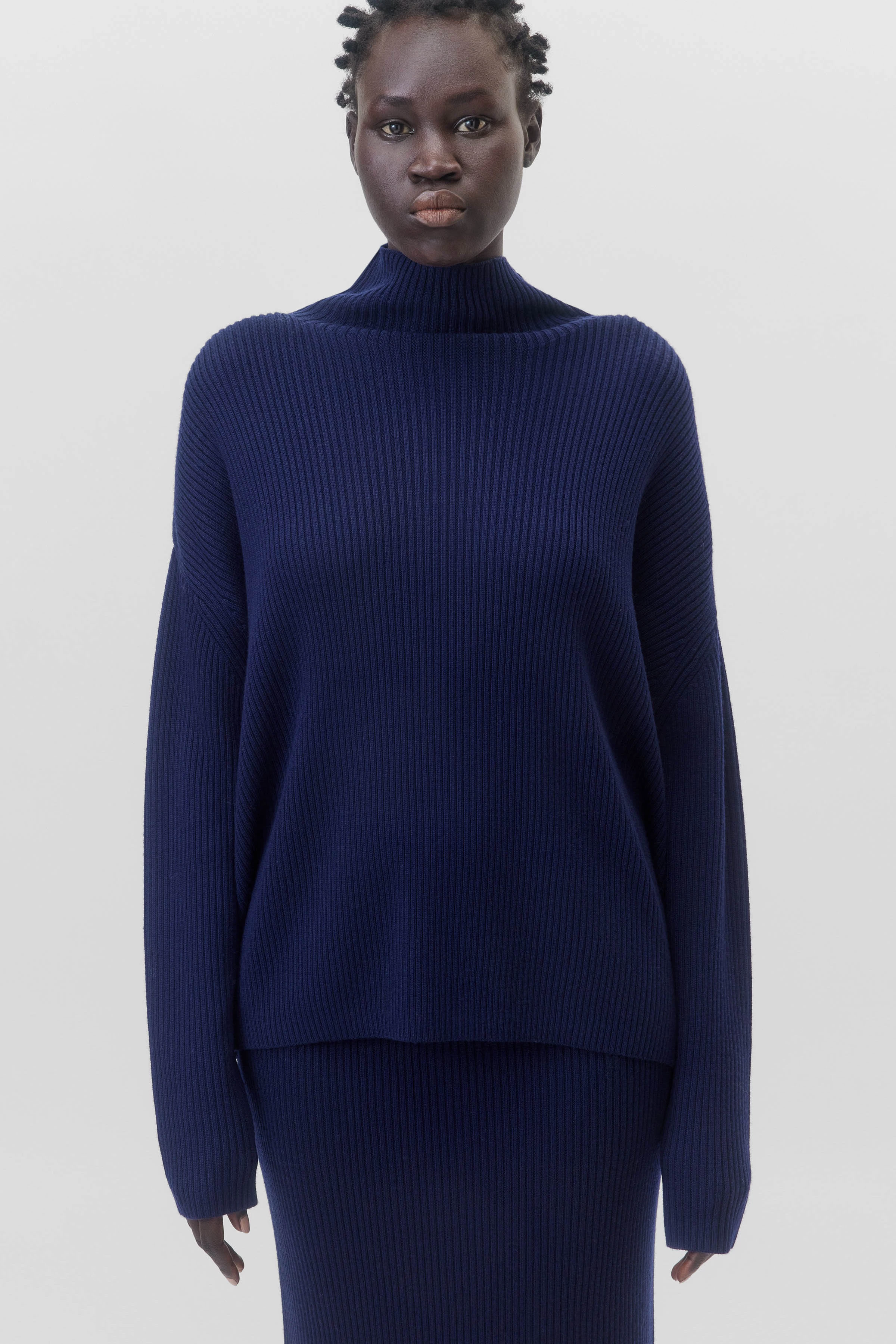 LIORA_2 - Rollkragenpullover in Merinowolle - Damen - blau - Frontansicht