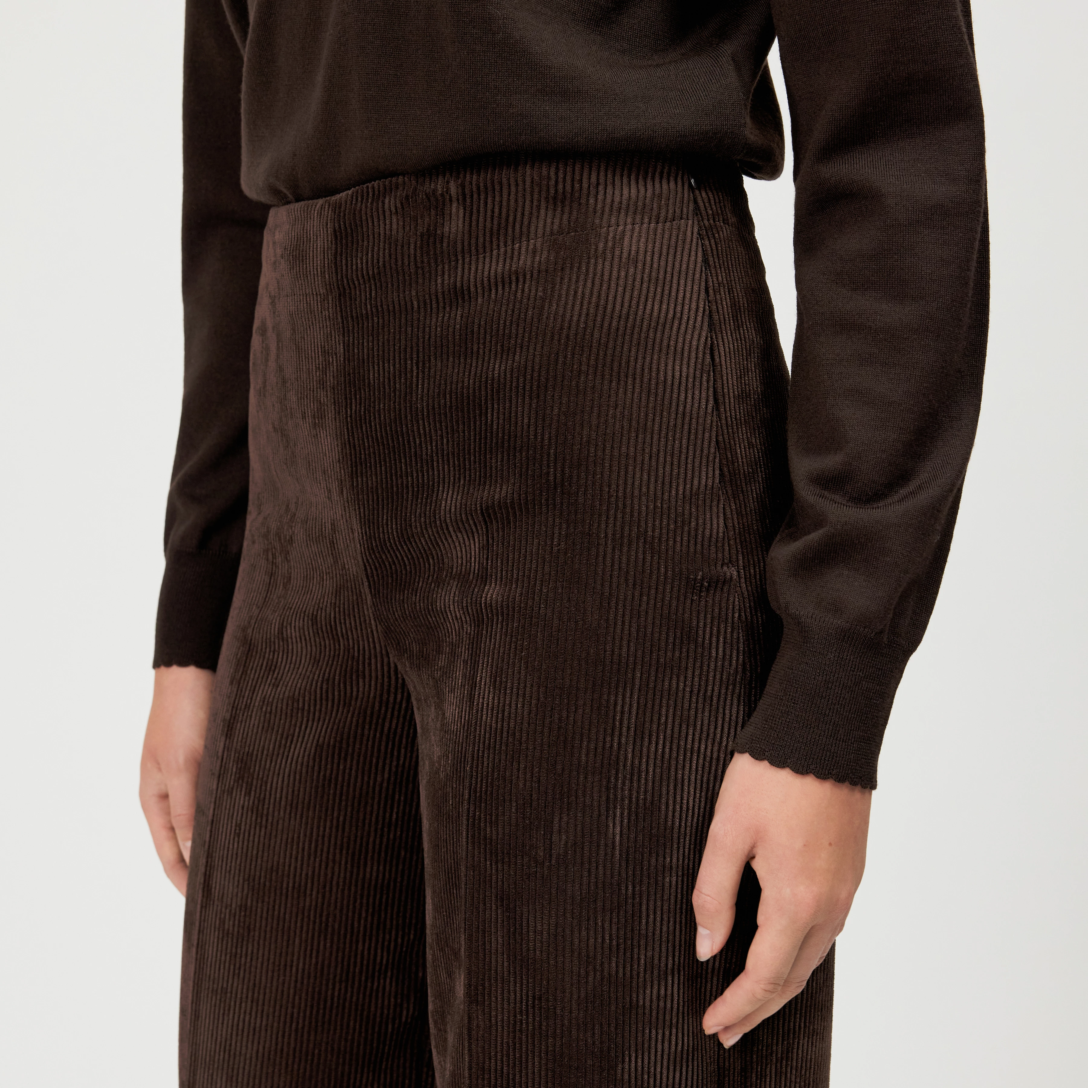 BEFORE - Pantalon en velours côtelé. - women - marron - Detailansicht am Model