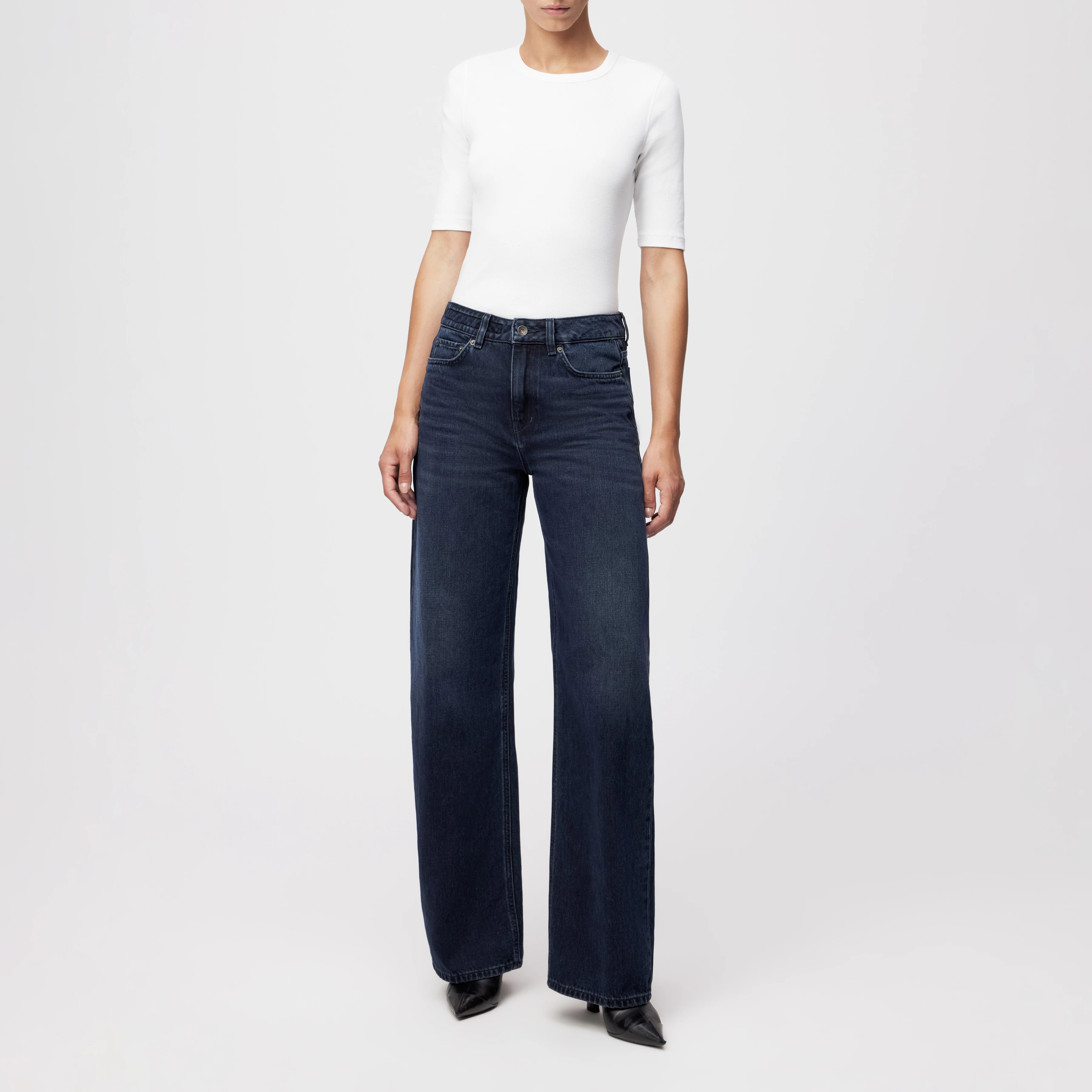 MEDLEY - Mid-Waist Jeans in Dark-Blue Denim - Damen - blau - Ganzkörper-Frontansicht
