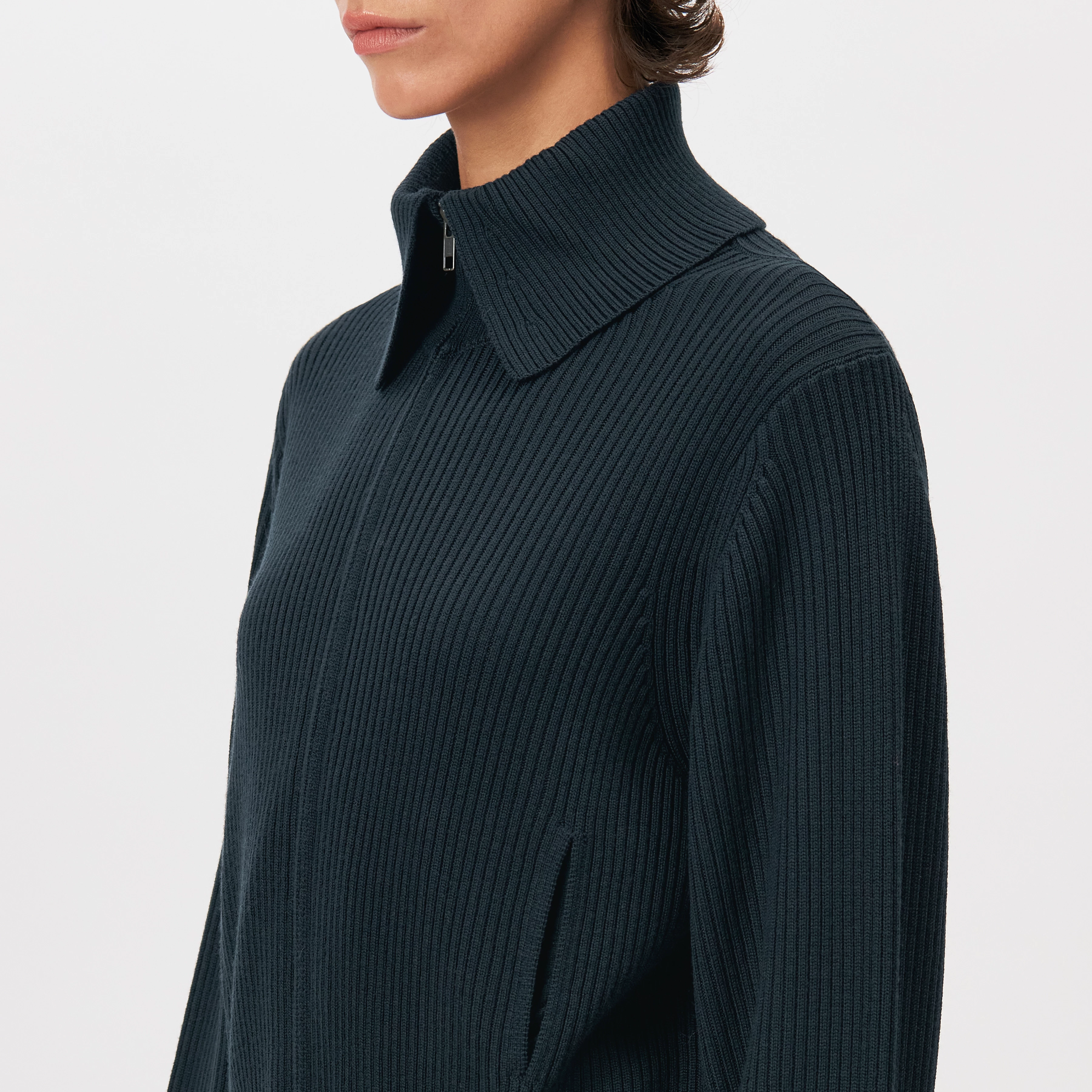 FIBIONE - Cropped ribbed cardigan - women - green - Detailansicht am Model