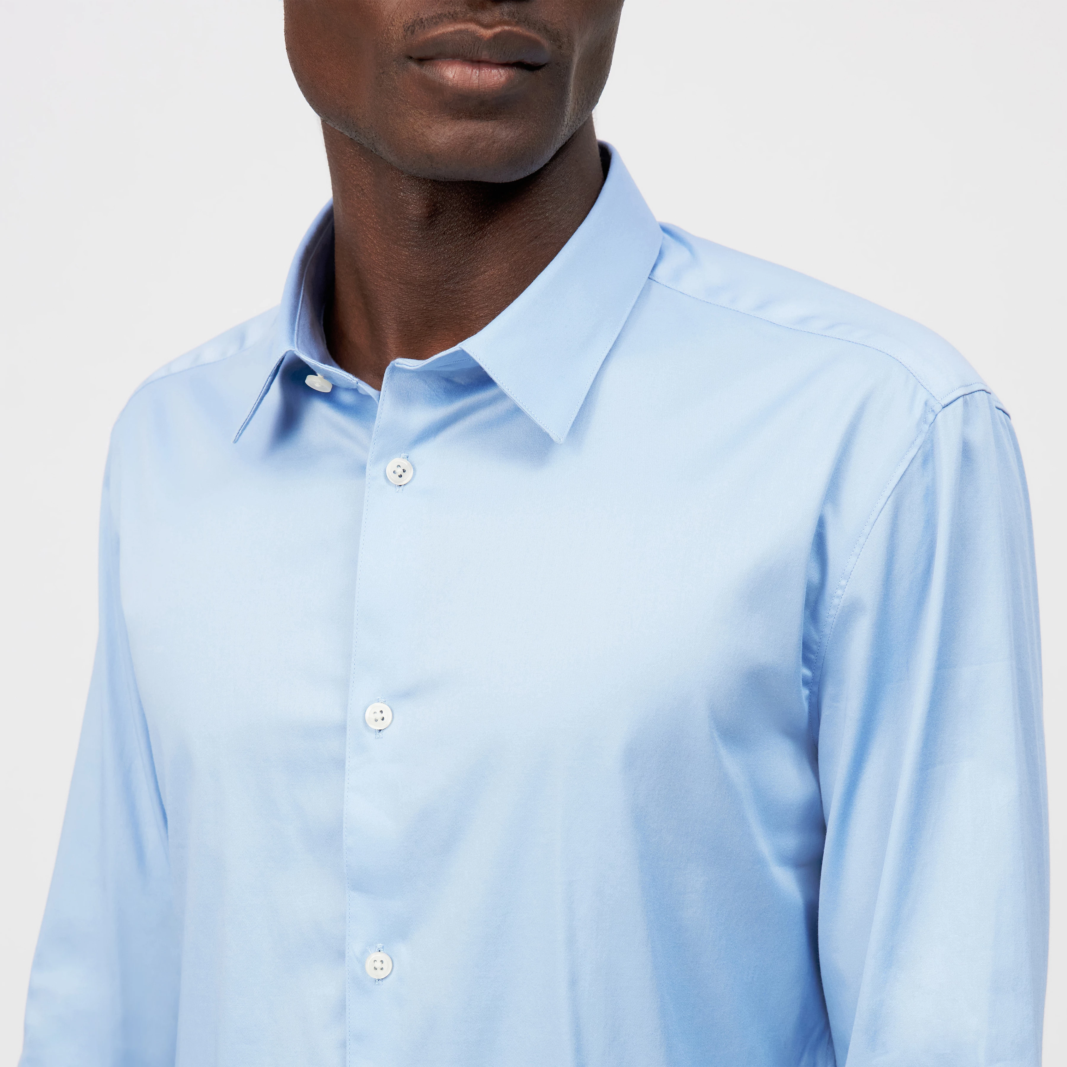 DANEEL - Classic fit shirt in cotton satin - men - blue - Detailansicht am Model