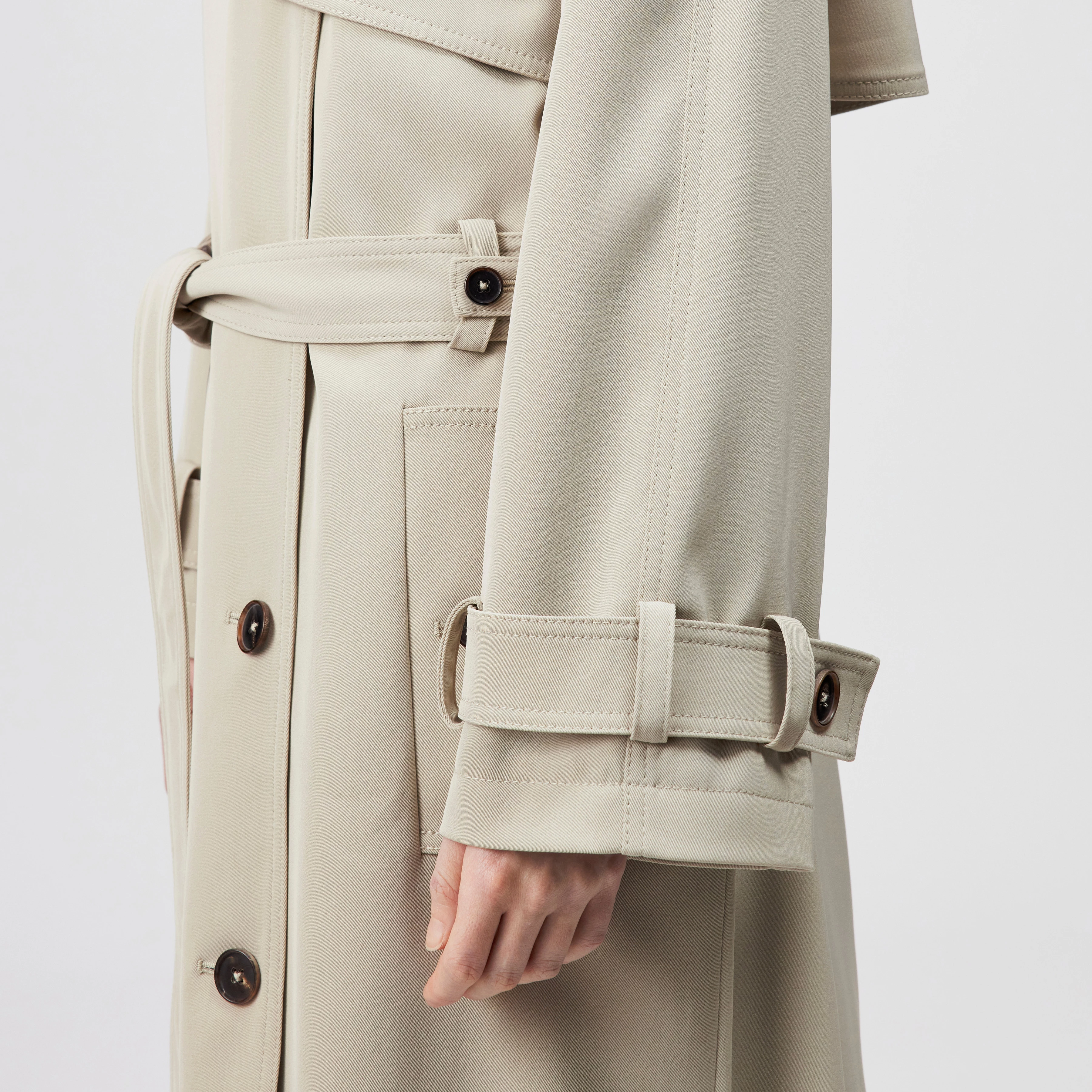 BARLEY - Relaxed fit coat with belt - women - beige - Detailansicht am Model