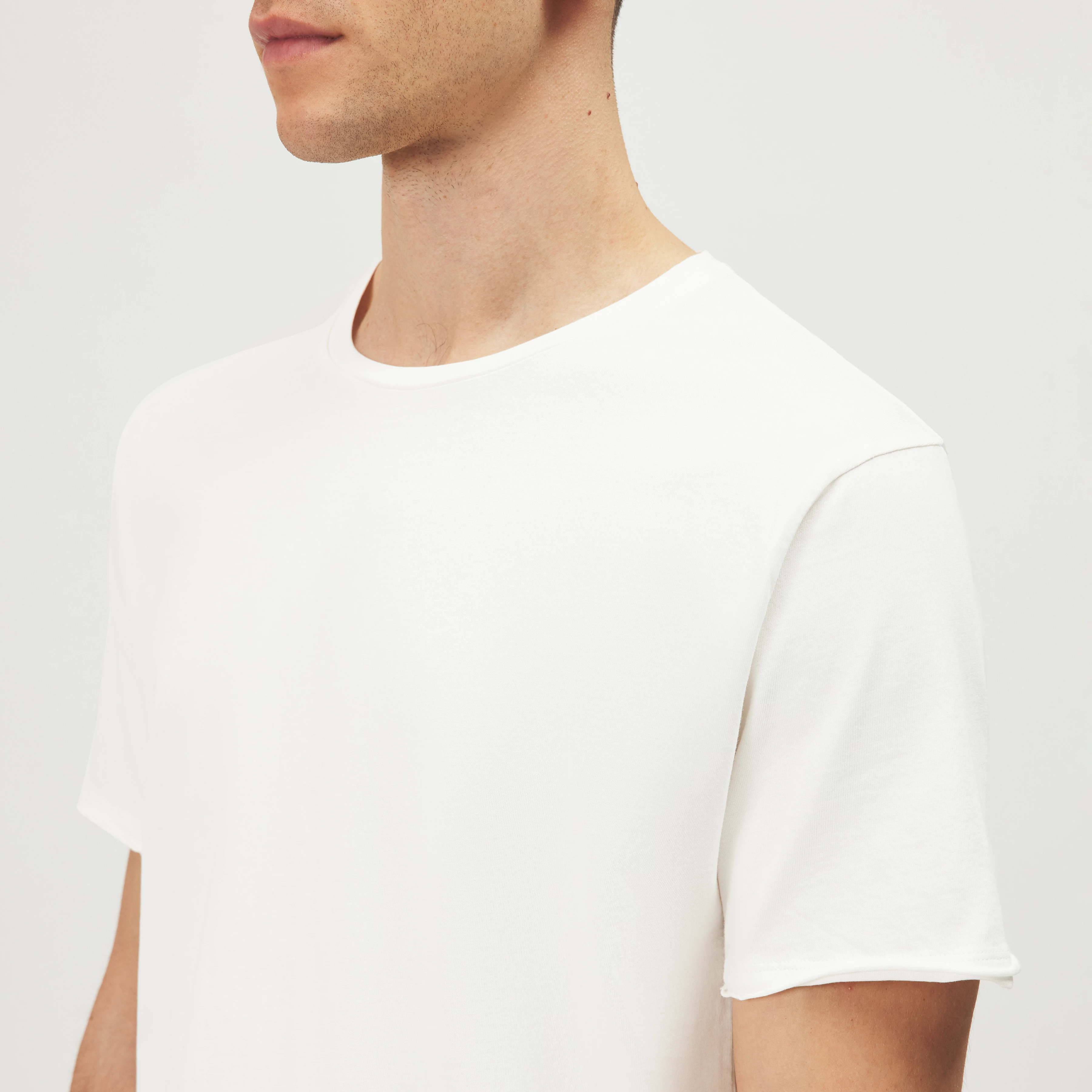 KENDRICK_2 - T-shirt in pure cotton - men - off white - Detailansicht am Model