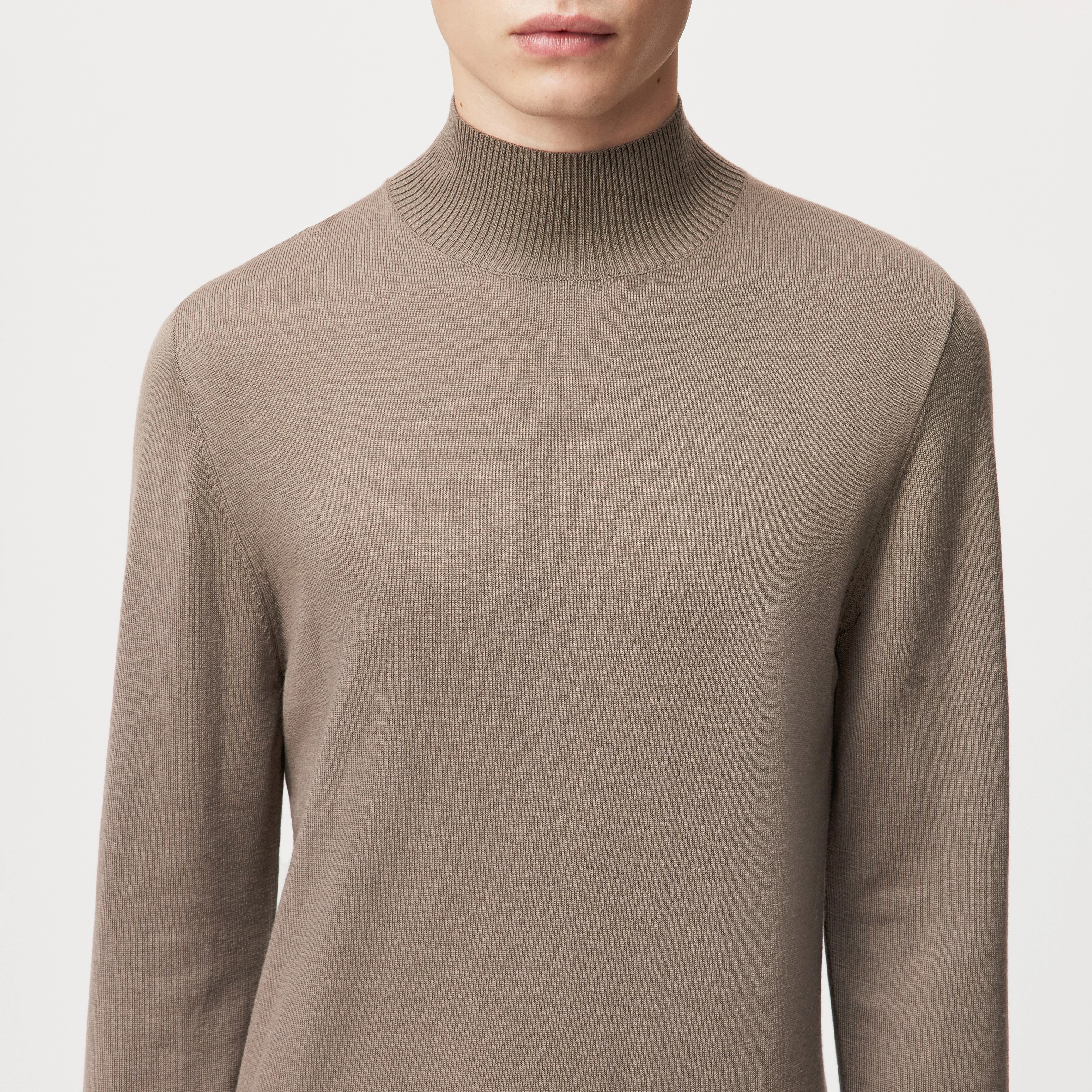 WATSON - Strickpullover mit Turtle in 100% Merinowolle - Herren - braun - Detailansicht am Model