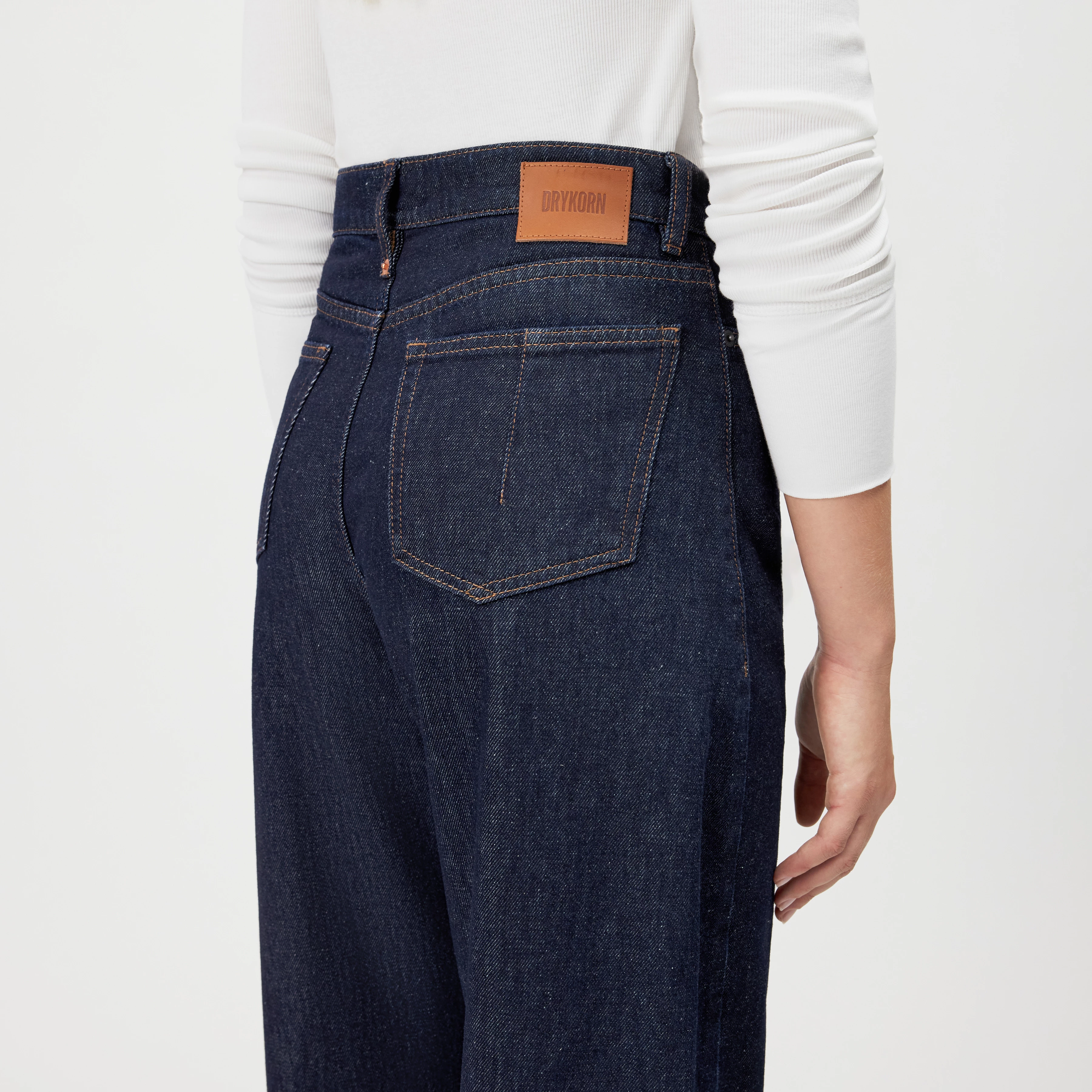 LIABLE - Relaxed fit trousers in soft denim - women - blue - Detailansicht am Model