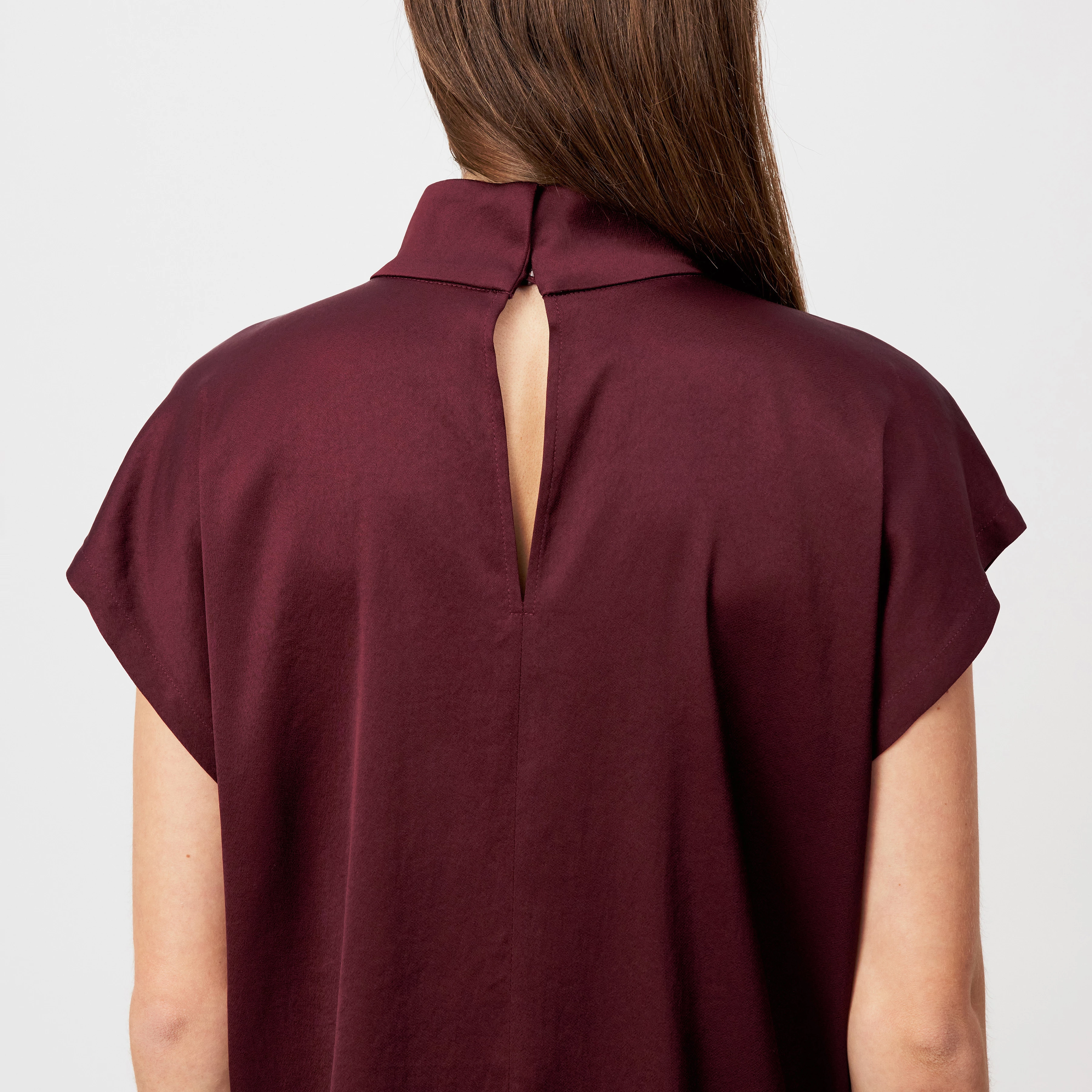 ALARIA_1 - Shirt blouse with stand-up collar in satin - women - red - Detailansicht am Model