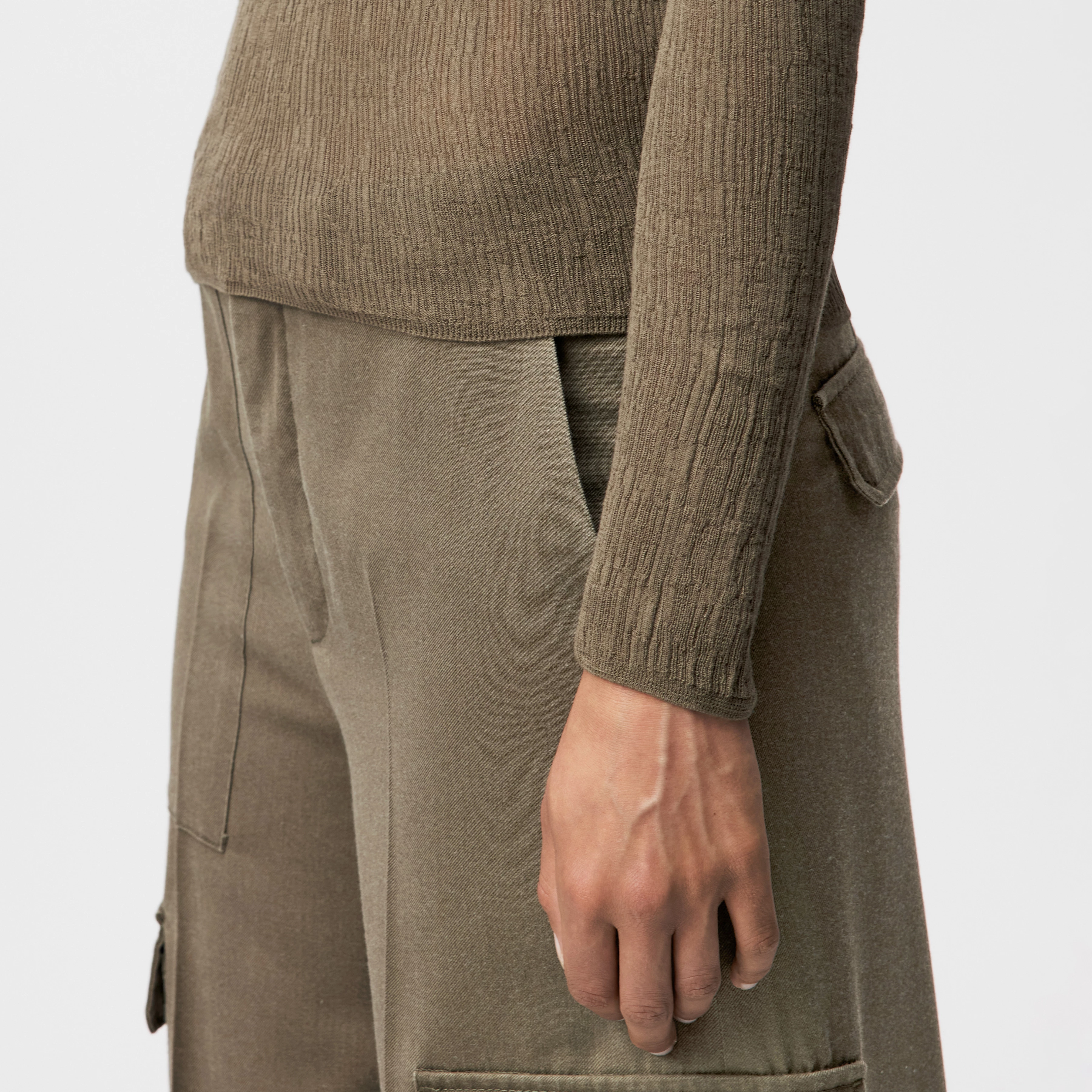 ERMA - Longsleeve mit Rundhals in mercerisierter Baumwolle - Damen - grün - Detailansicht am Model