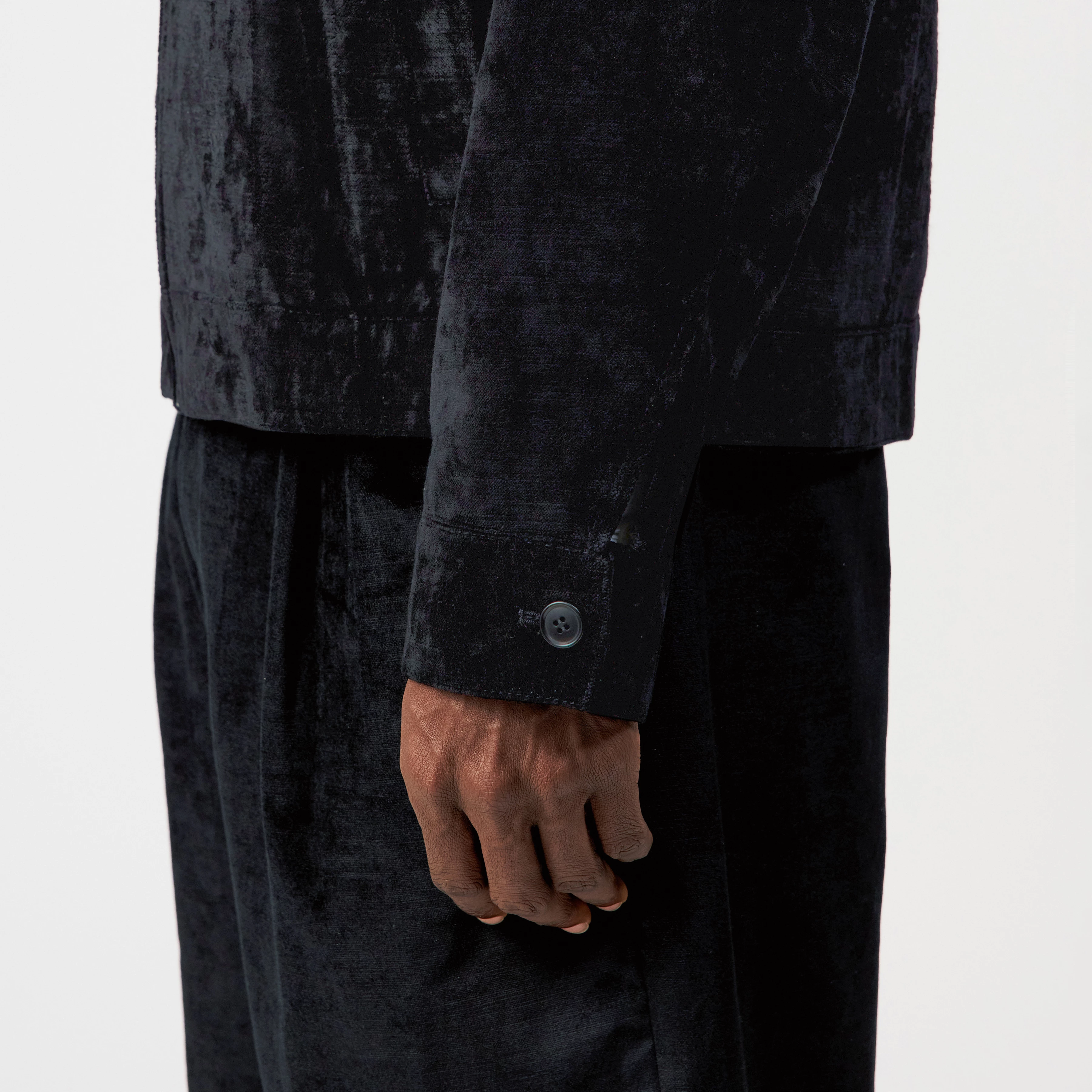 RIKKA_2 - Jacket in velvet - men - Natural Aluminium - Detailansicht am Model