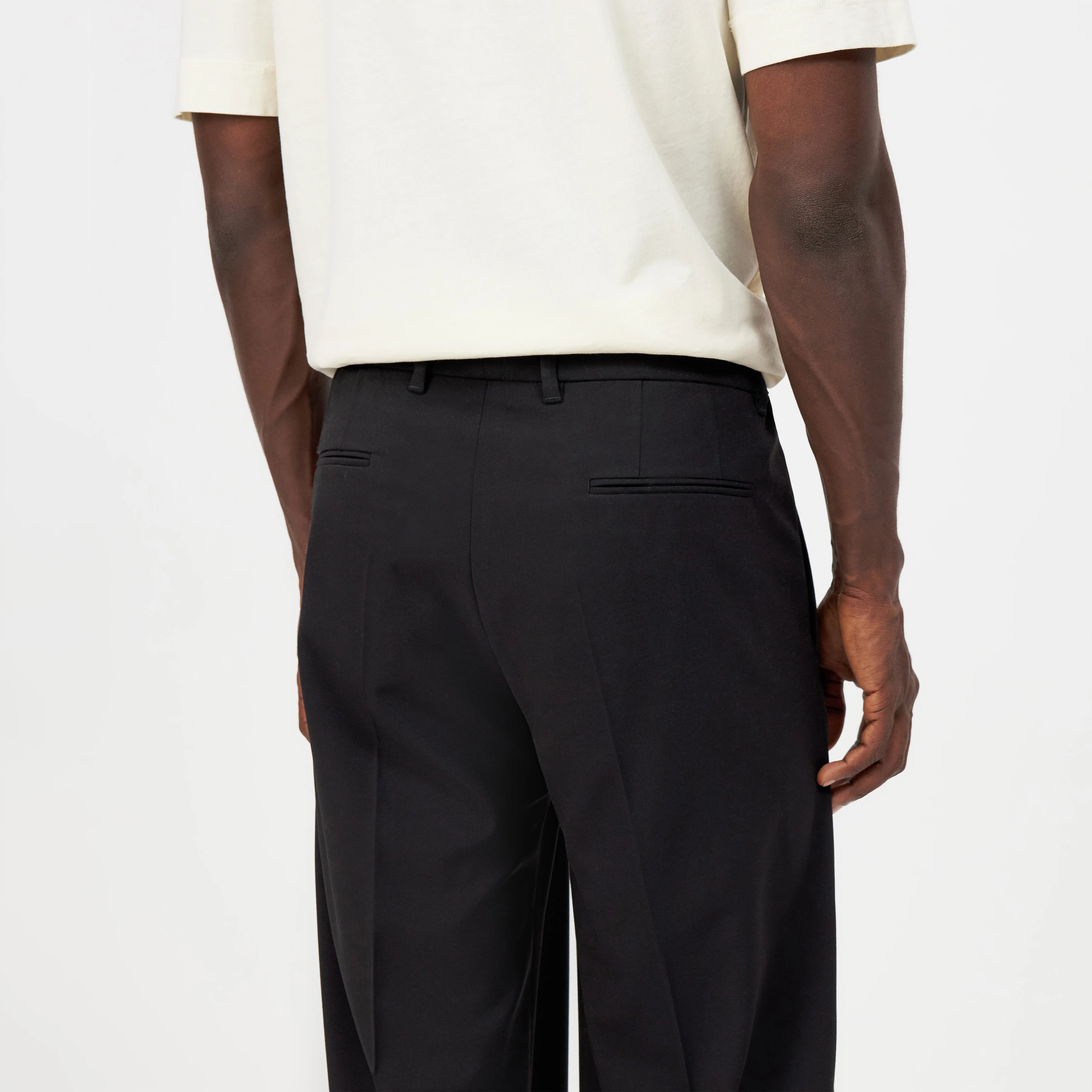 LEEK_WIDE - Relaxed Fit Bundfaltenhose in Gabardine - Herren - schwarz - Detailansicht am Model