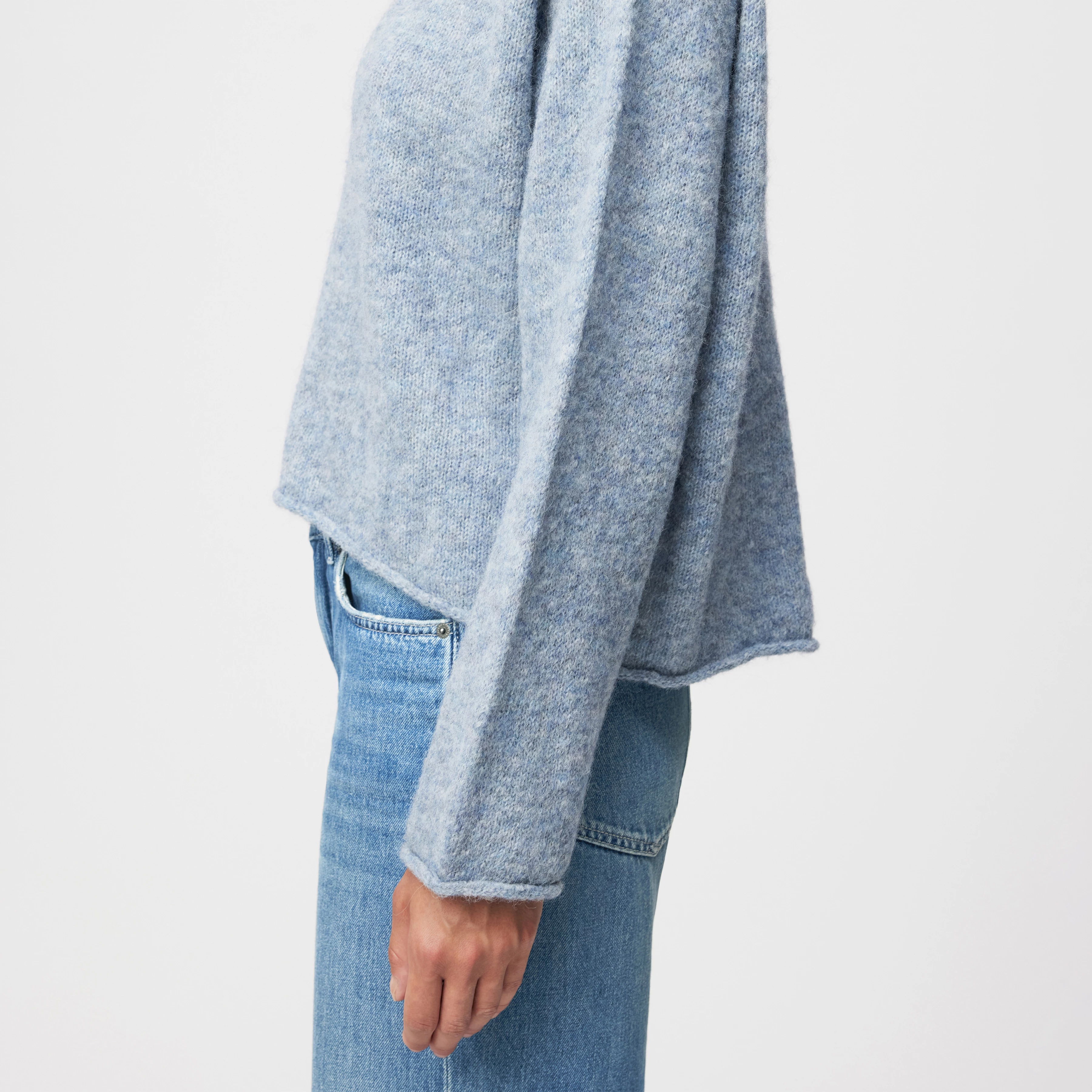 SOMAIJA - Oversized Pullover in luxuriösem Alpaka-Mix - Damen - blau - Detailansicht am Model