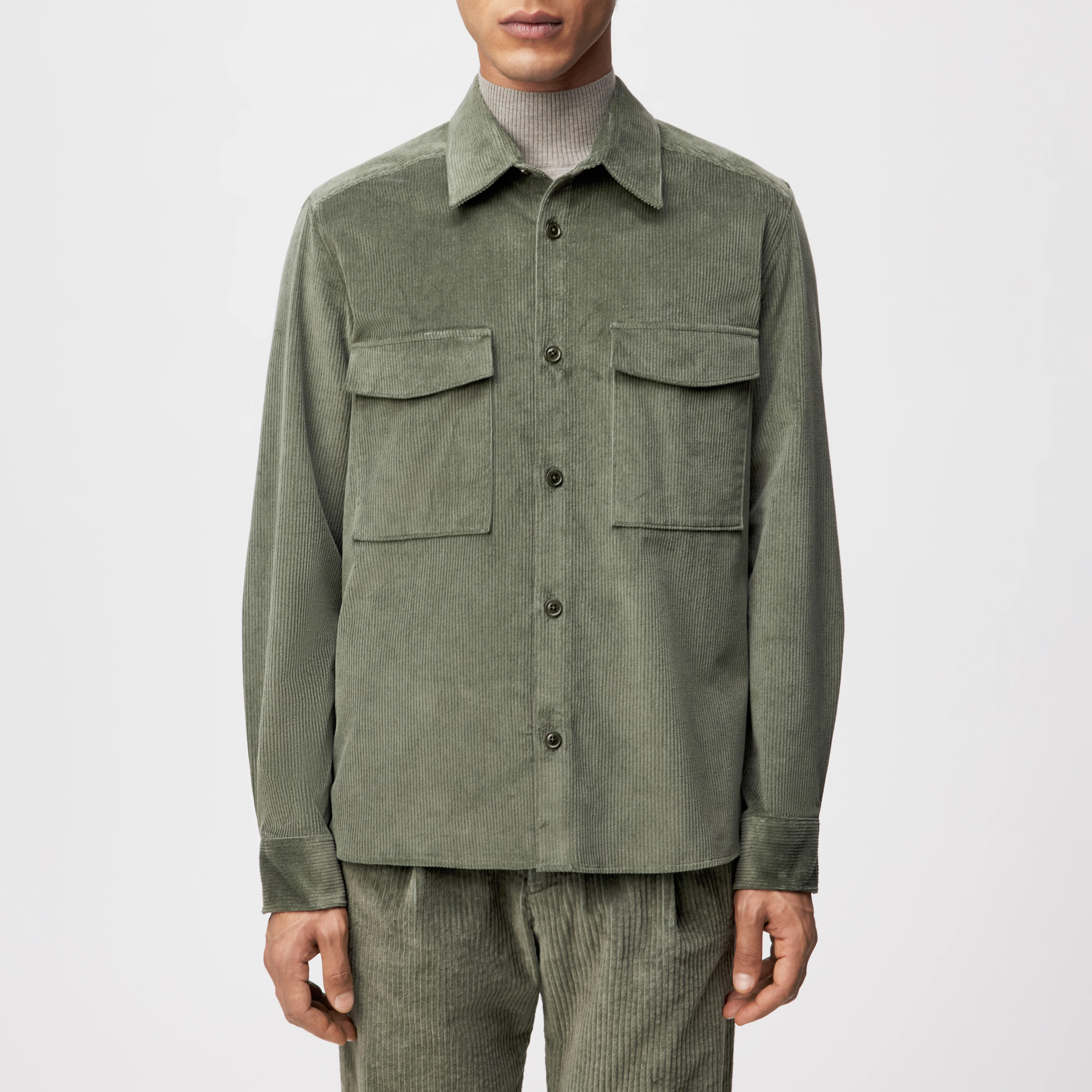 GUNRAY - Relaxed Fit Overshirt in Baumwoll-Cord - Herren - grün - Frontansicht