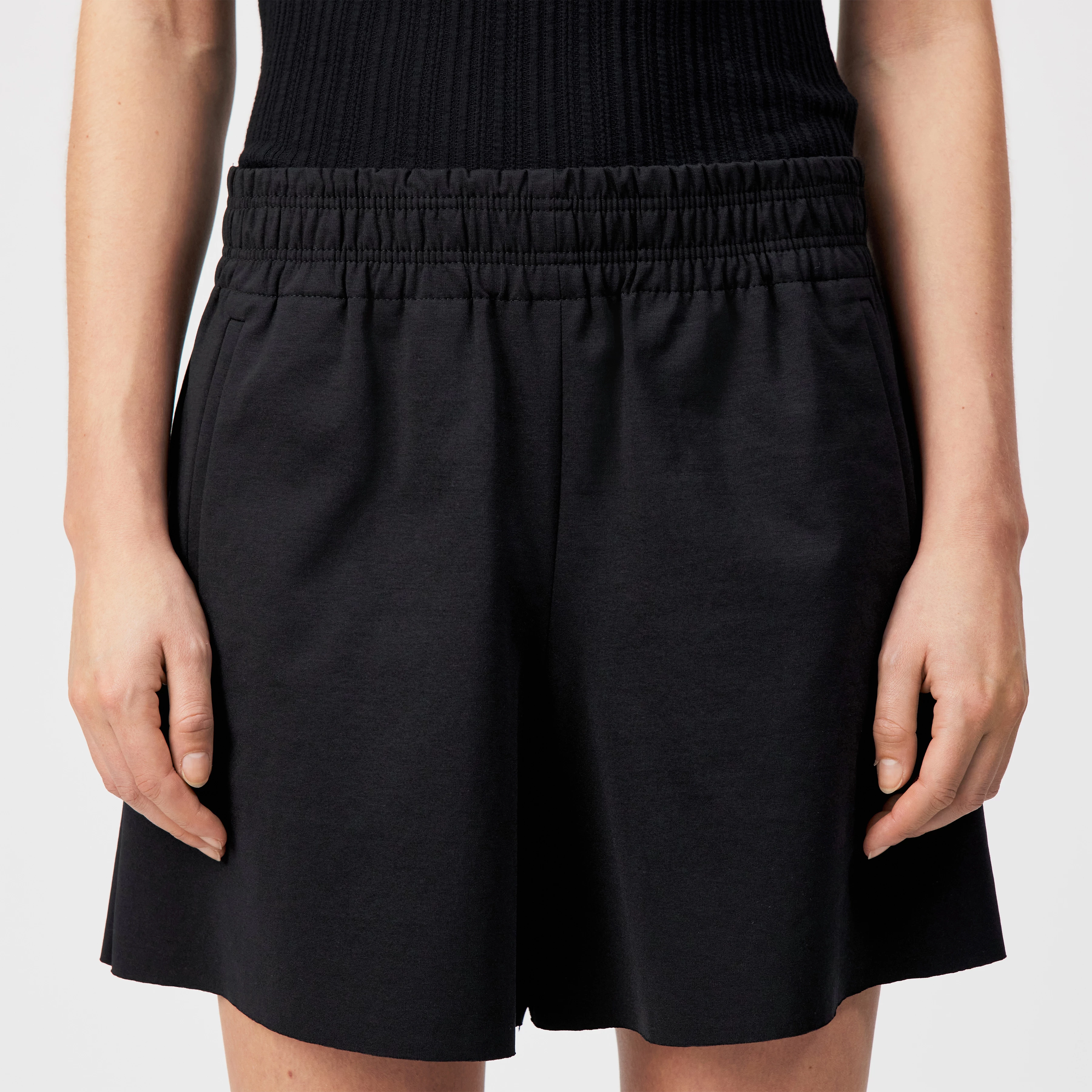 NAUGHT - Short ample en jersey - women - noir - Detailansicht am Model