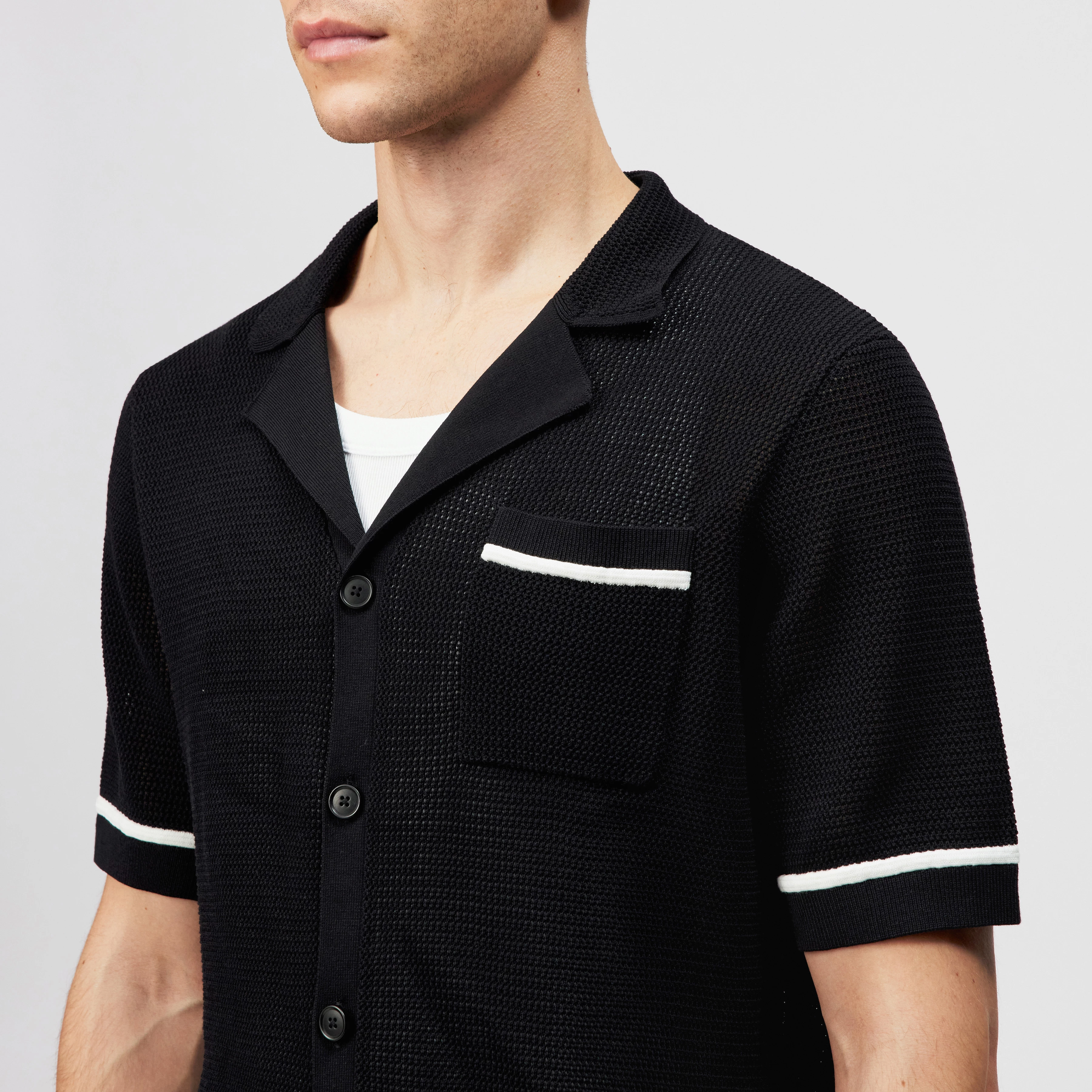 FLAVIRO - Relaxed fit fine knit short sleeve shirt - men - black - Detailansicht am Model