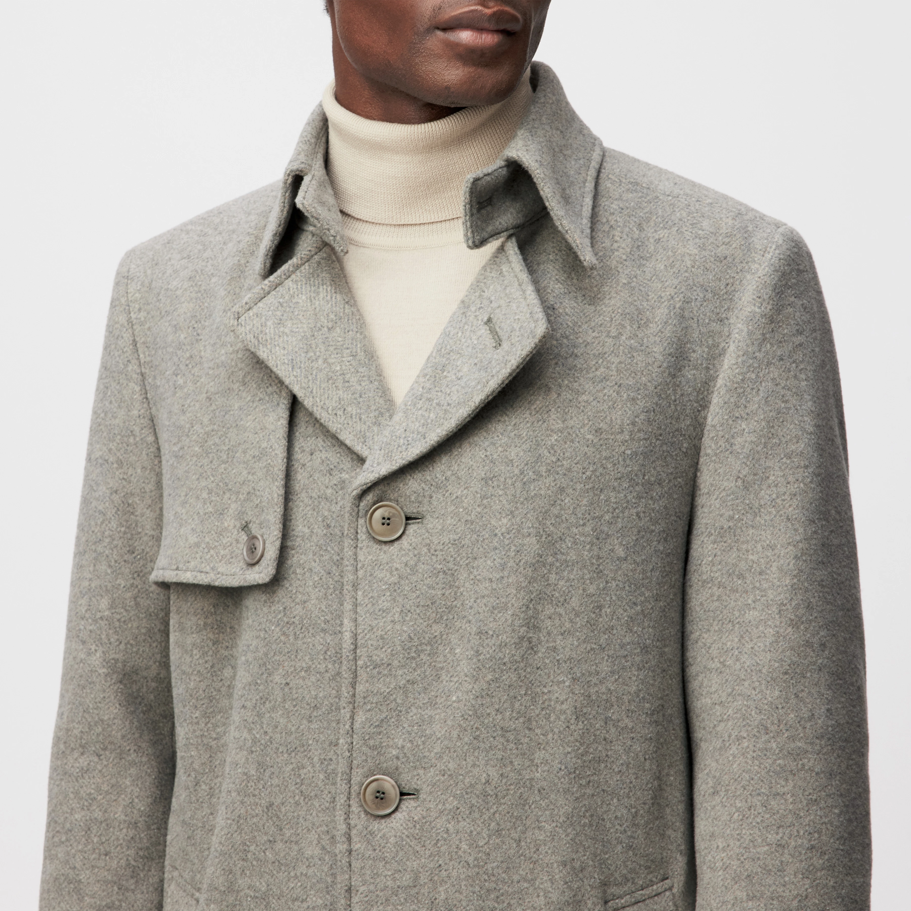 SKOPJE_C - Trenchcoat in Woll-Mix - Herren - braun - Detailansicht am Model