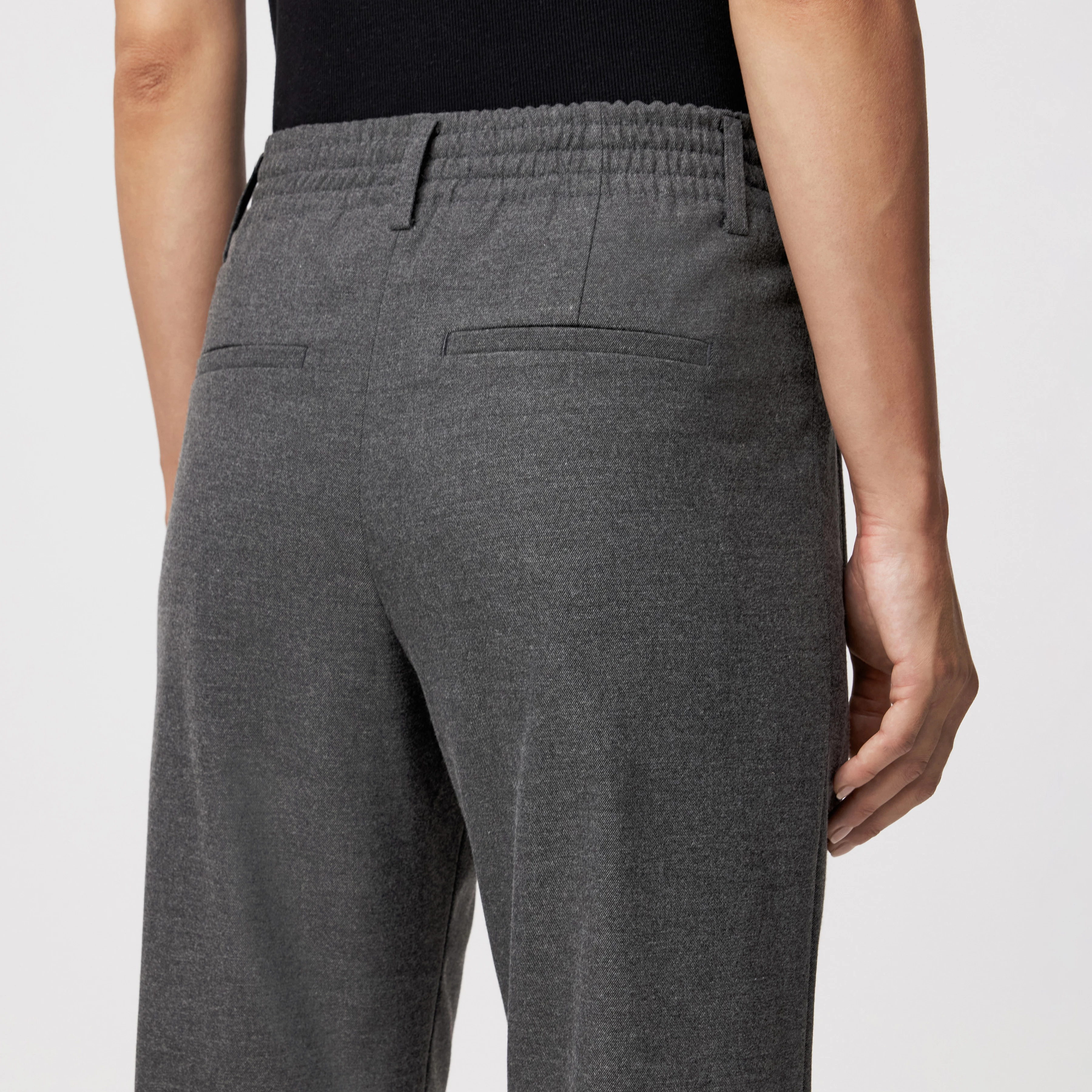 DISPATCH_0 - Pleated trousers in viscose blend - women - grey - Detailansicht am Model