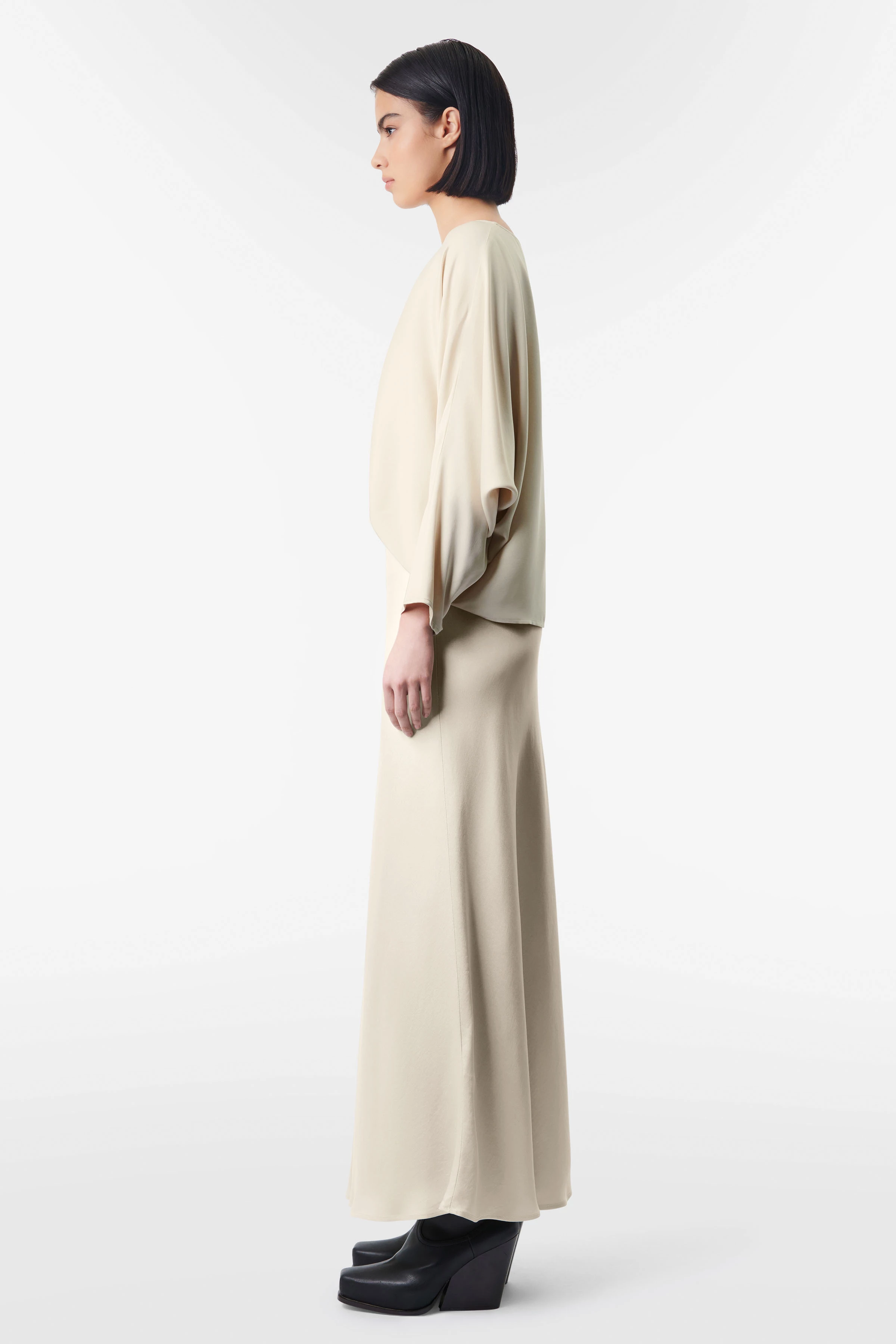 NEVIDA - maxi length slip skirt in satin - women - beige - Detailansicht am Model