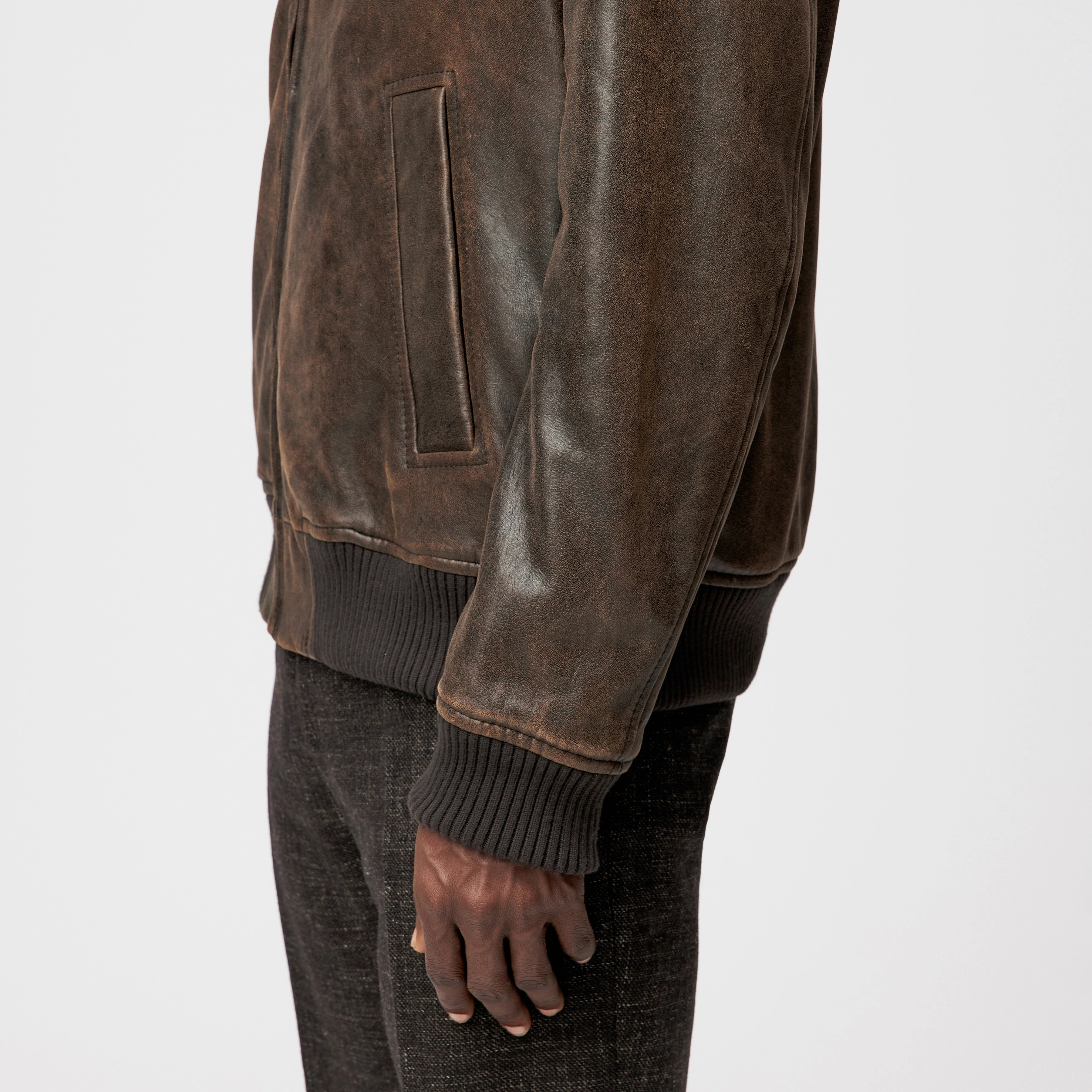 FLYGHT - Fliegerjacke in Leder - Herren - braun - Detailansicht am Model