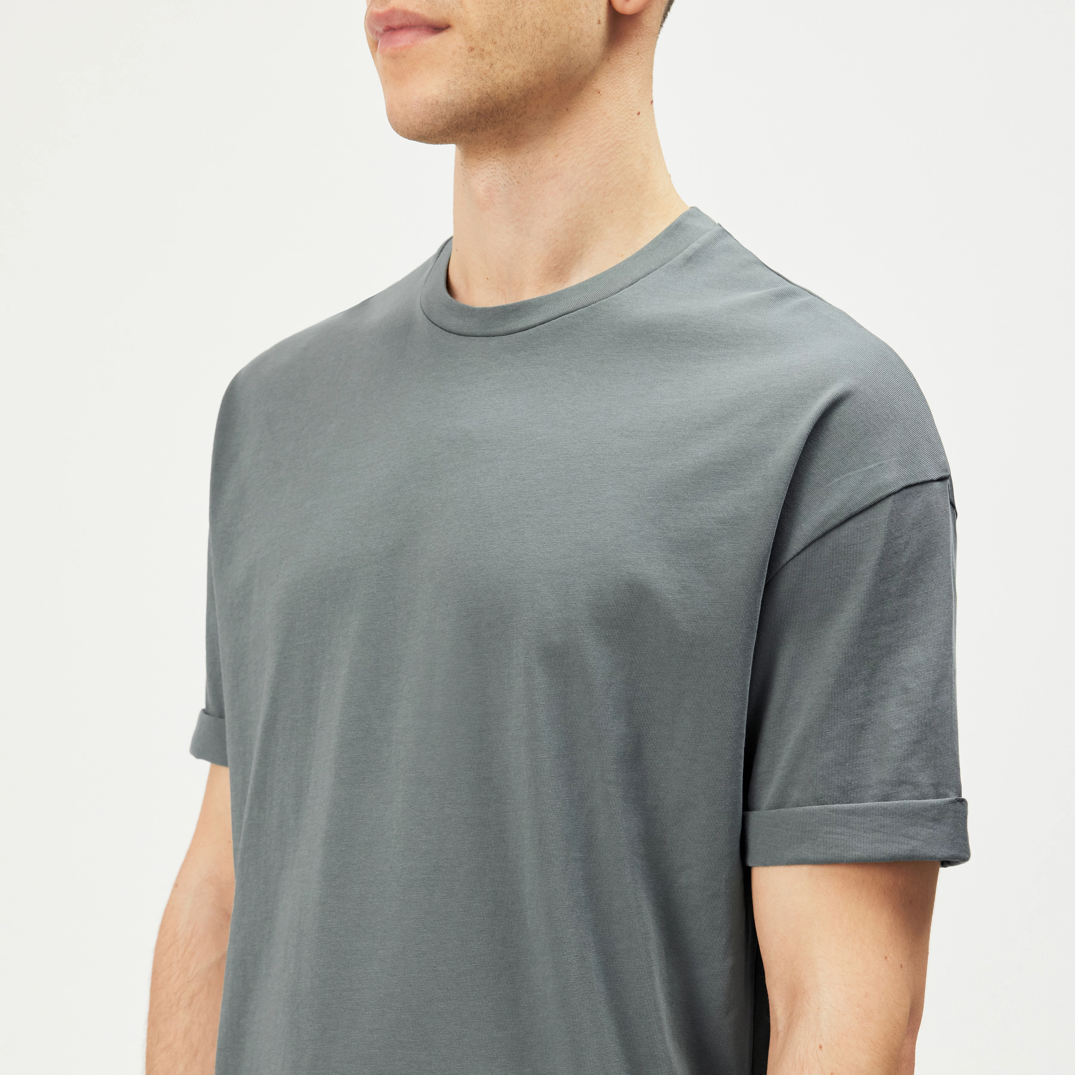 THILO - Relaxed fit T-shirt in pure cotton - men - green - Detailansicht am Model