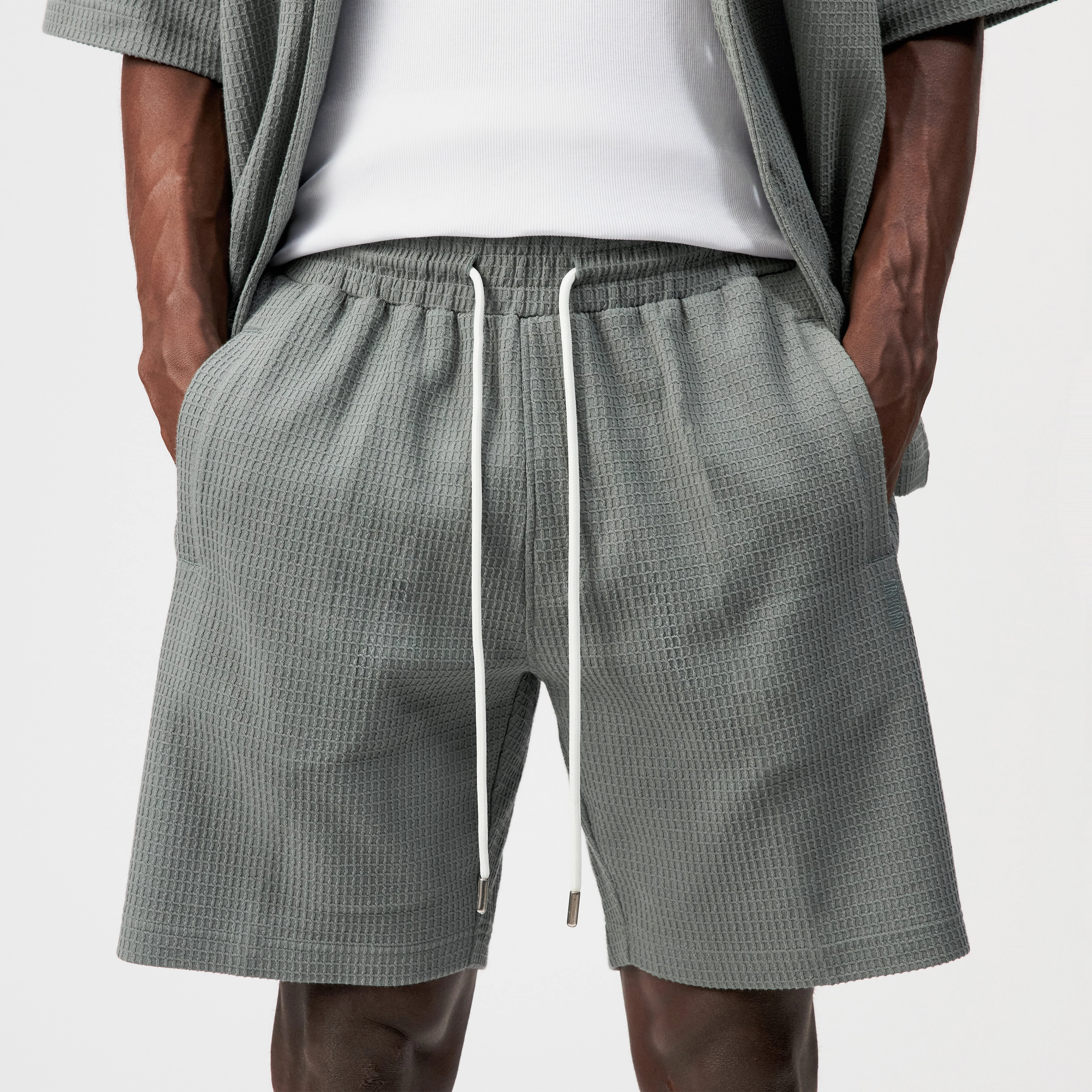 BRIKKO - Short décontracté en pur coton - men - vert - Detailansicht am Model