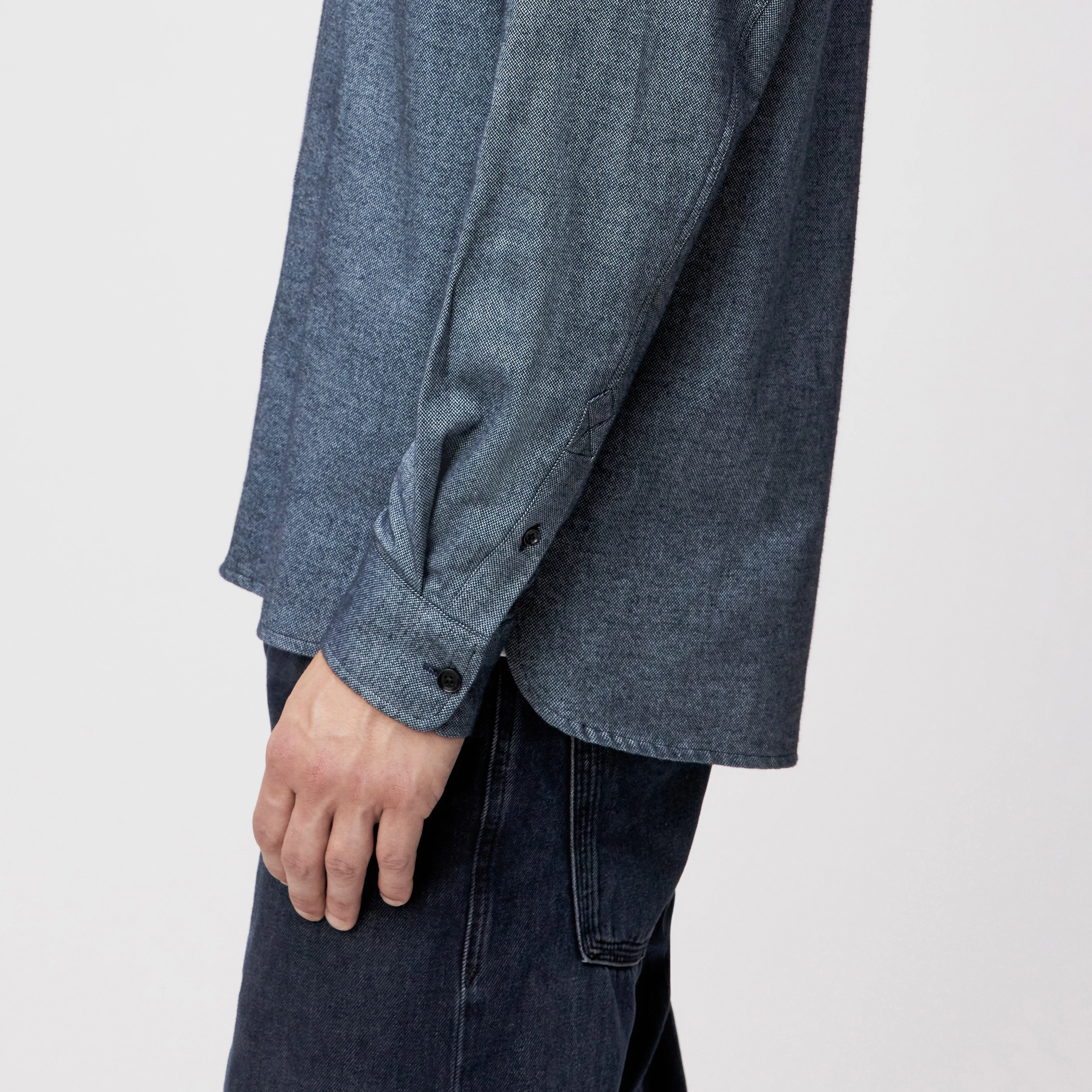 NOWEN_D - Work Wear Inspired Shirt in angerautem Flanell - Herren - blau - Detailansicht am Model