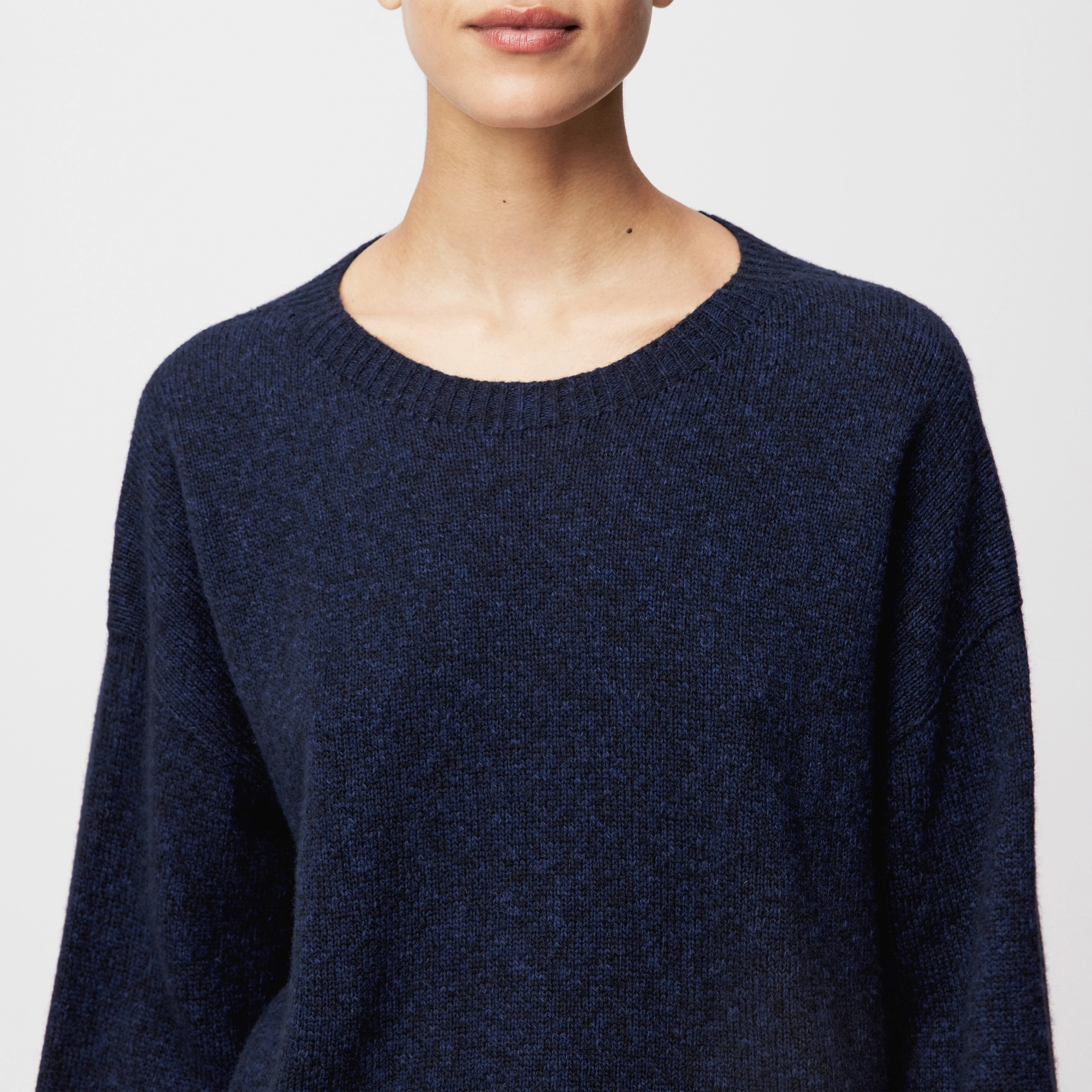 MALESE - Verkürzter Pullover in Woll-Baumwollmix - Damen - blau - Detailansicht am Model