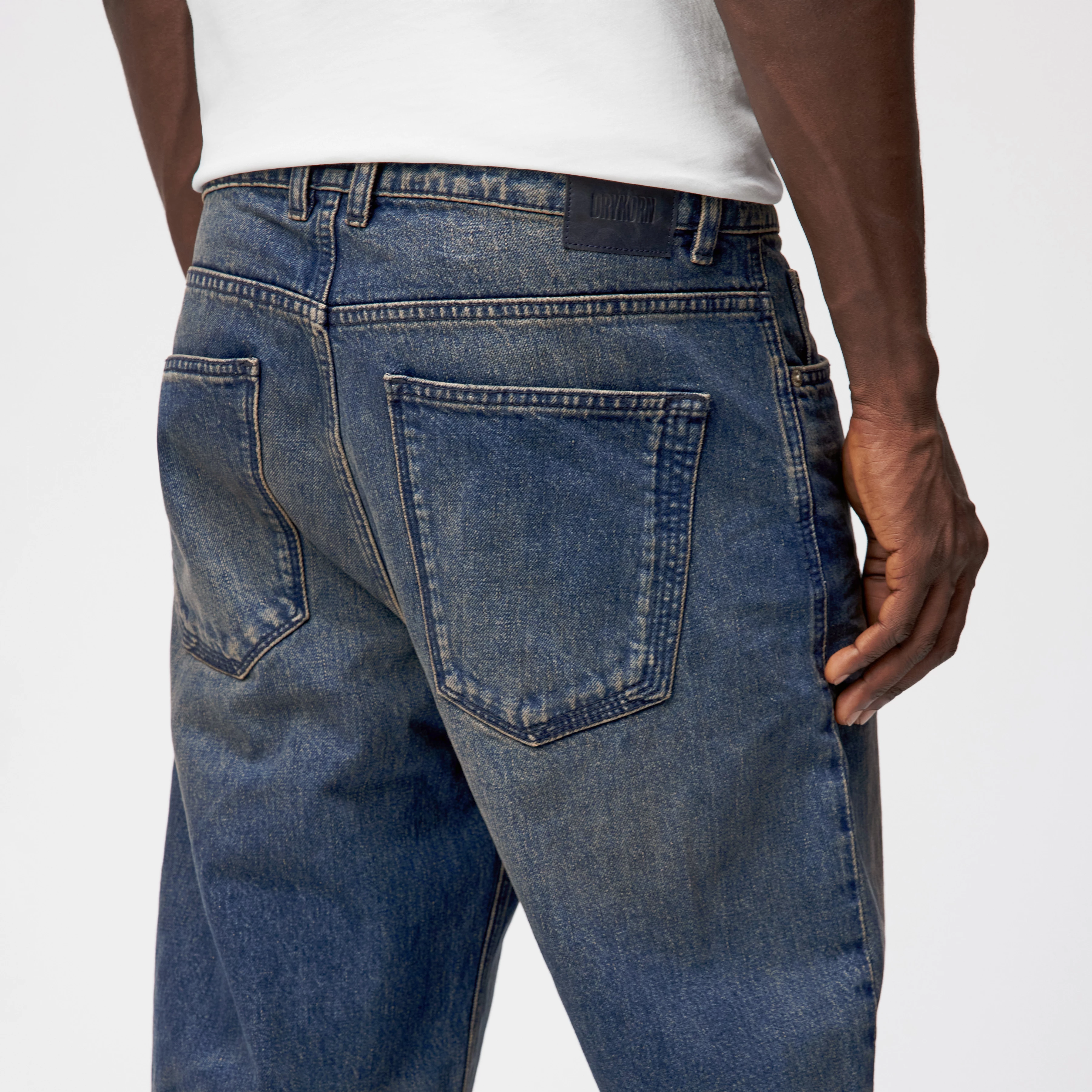 RAWDY - Tapered Jeans in Mid-Blue Denim - Herren - blau - Detailansicht am Model