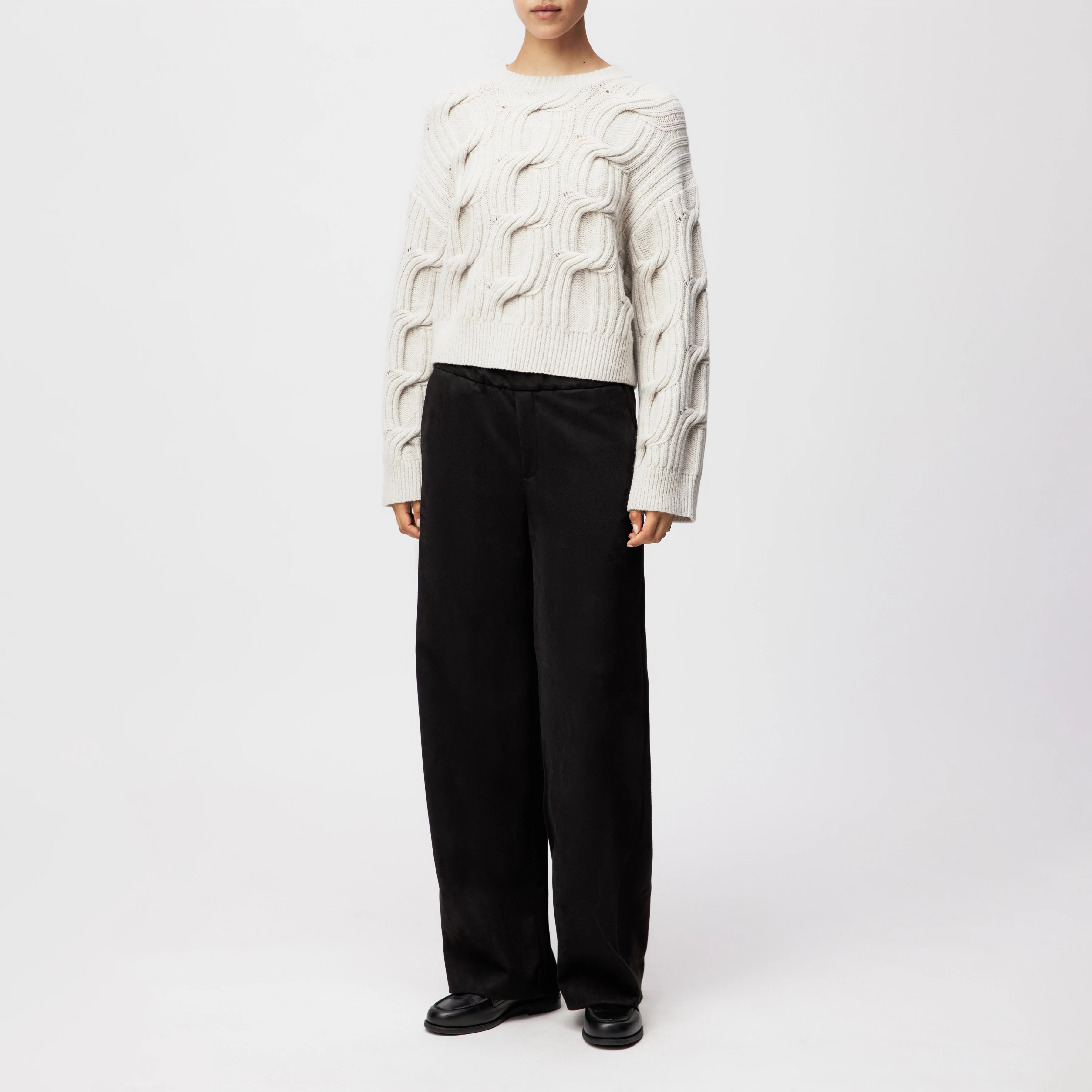 MALESE_2 - Verkürzter Pullover in Schurwolle - Damen - beige - Ganzkörper-Frontansicht