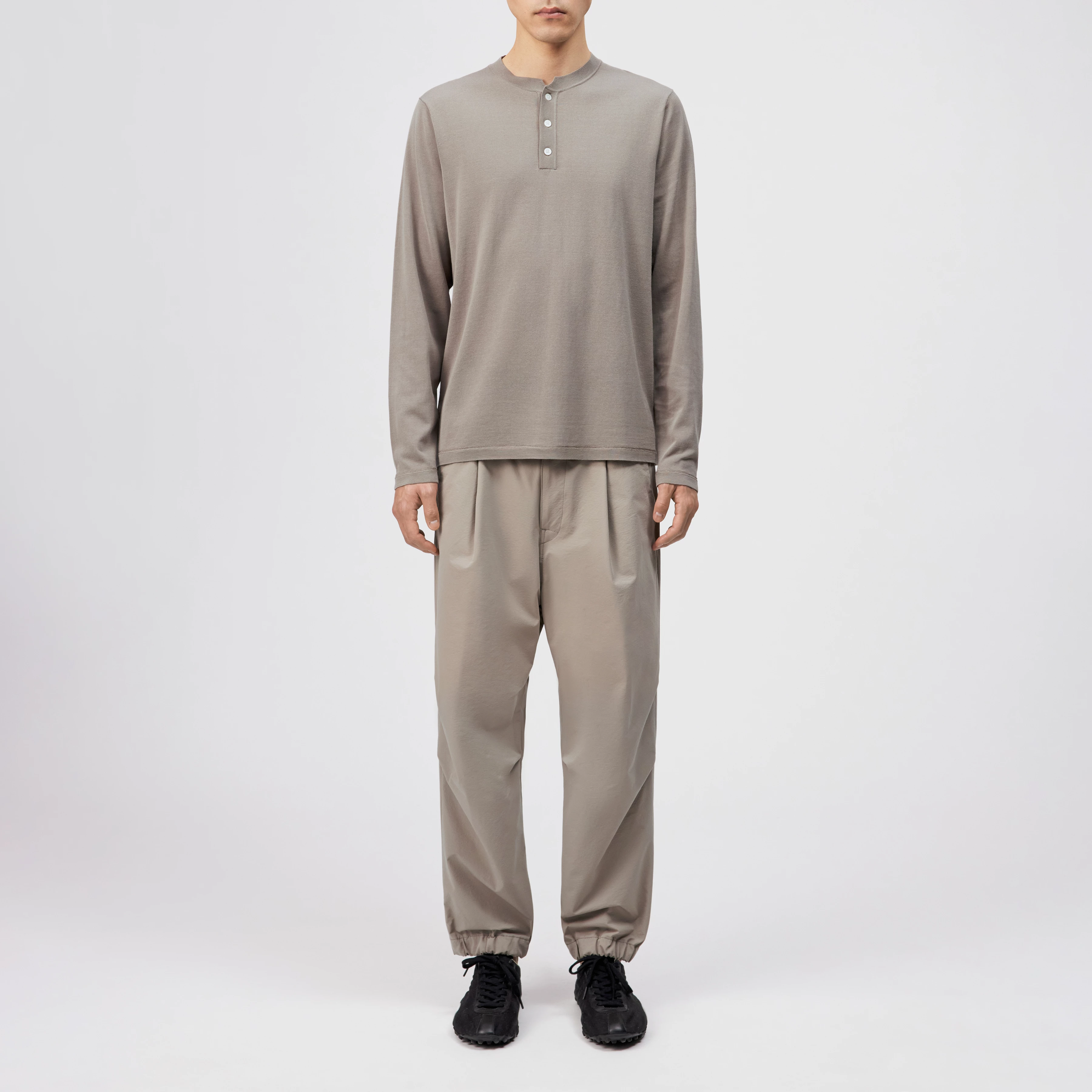 KIAAN - Regular Fit Longsleeve mit Stehkragen aus Feinstrick - Herren - beige - Ganzkörper-Frontansicht