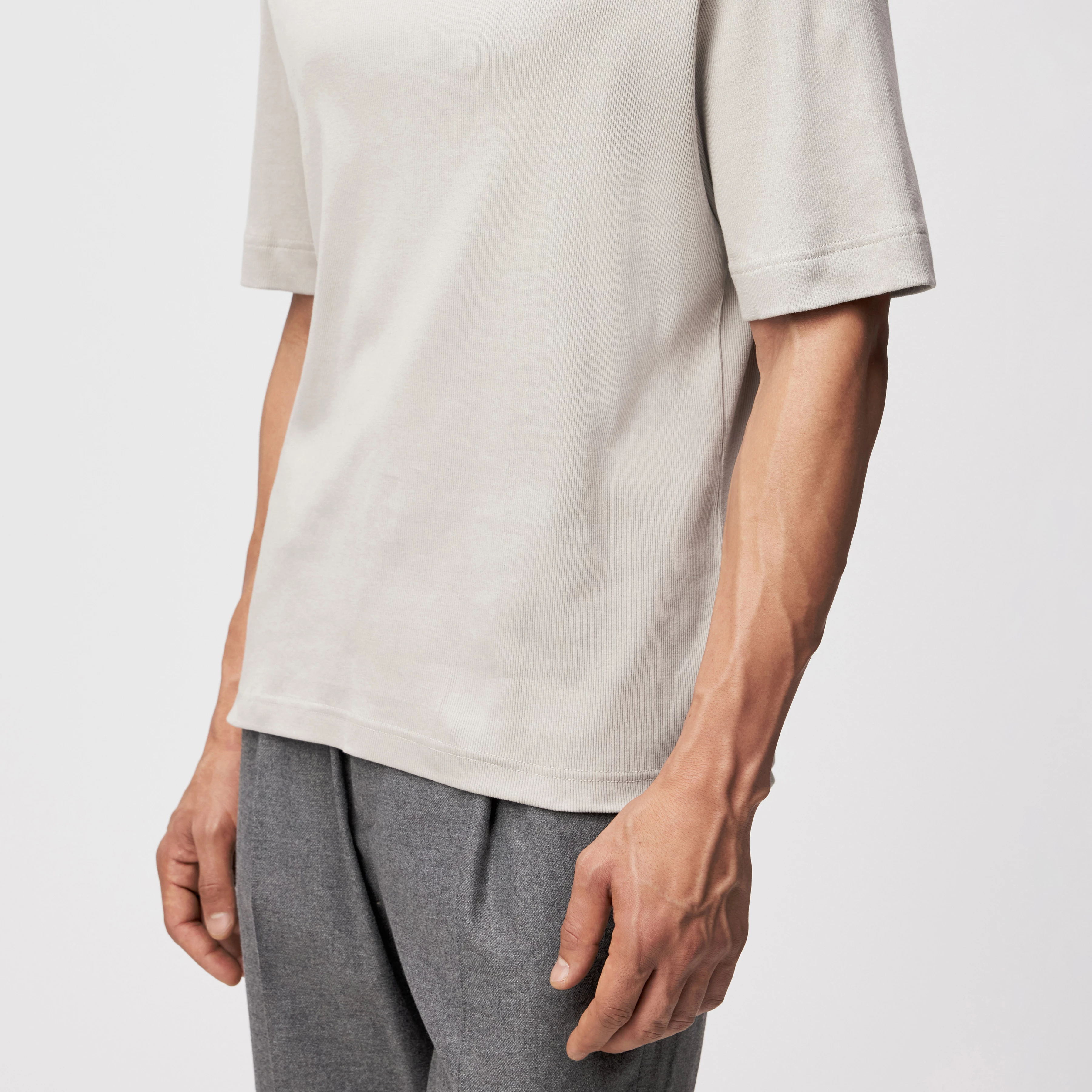 RAPHAEL - T-Shirt in gewaschener Rippe - Herren - grau - Detailansicht am Model