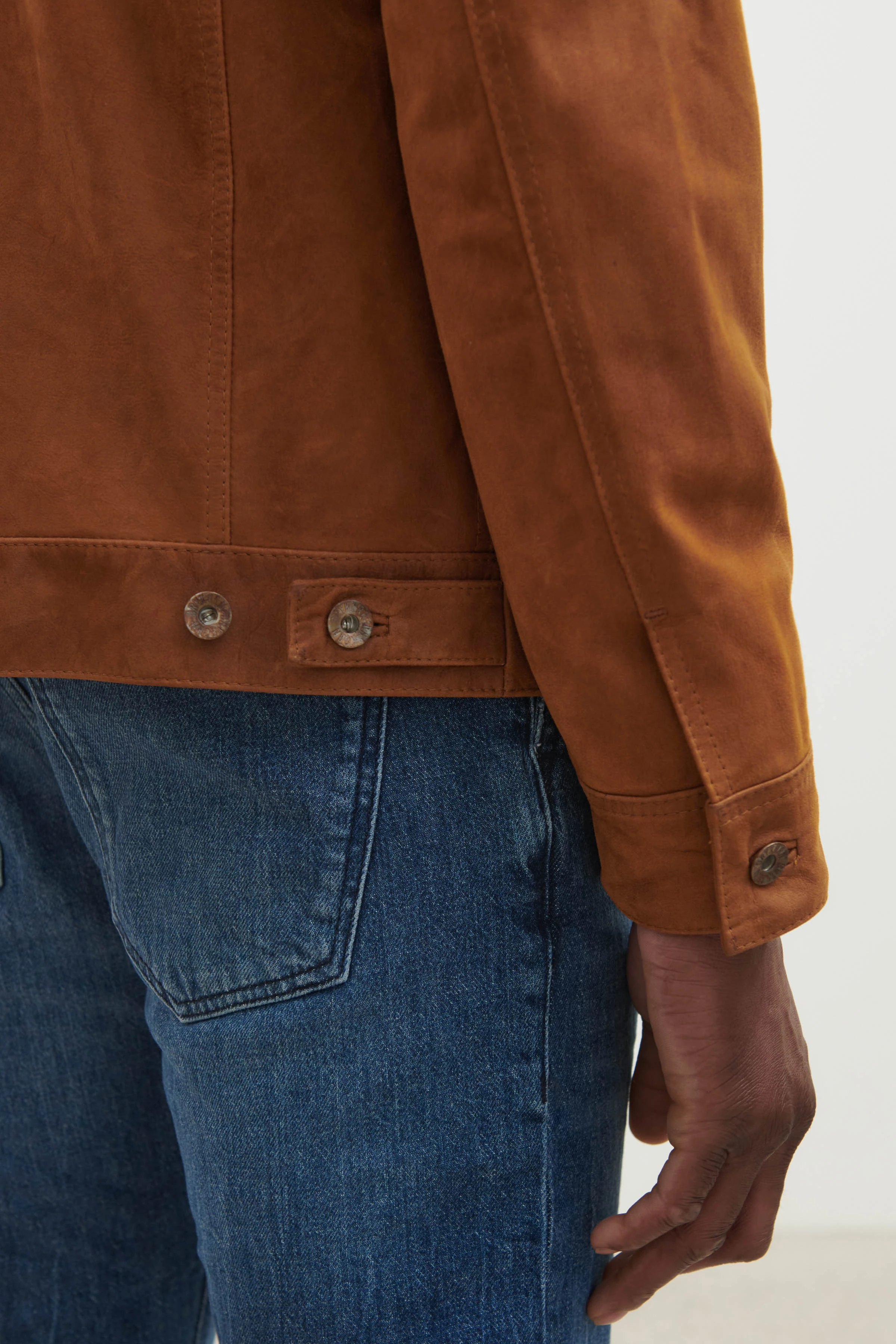 DULL - Velours Lederjacke - Herren - braun - Detailansicht am Model