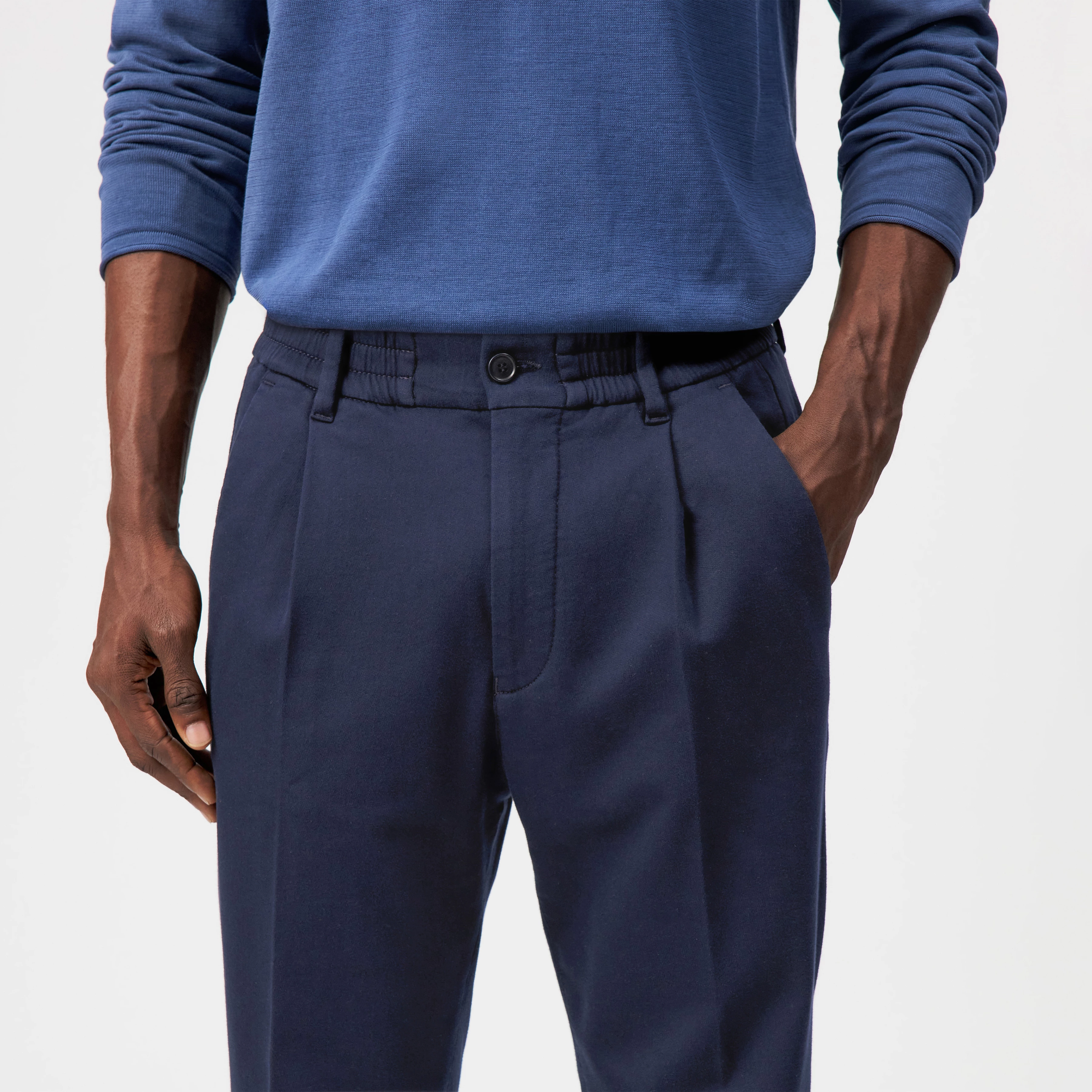 CHASY - Casual broek met bandplooien van katoen-viscosemix - heren - blauw - Detailansicht am Model