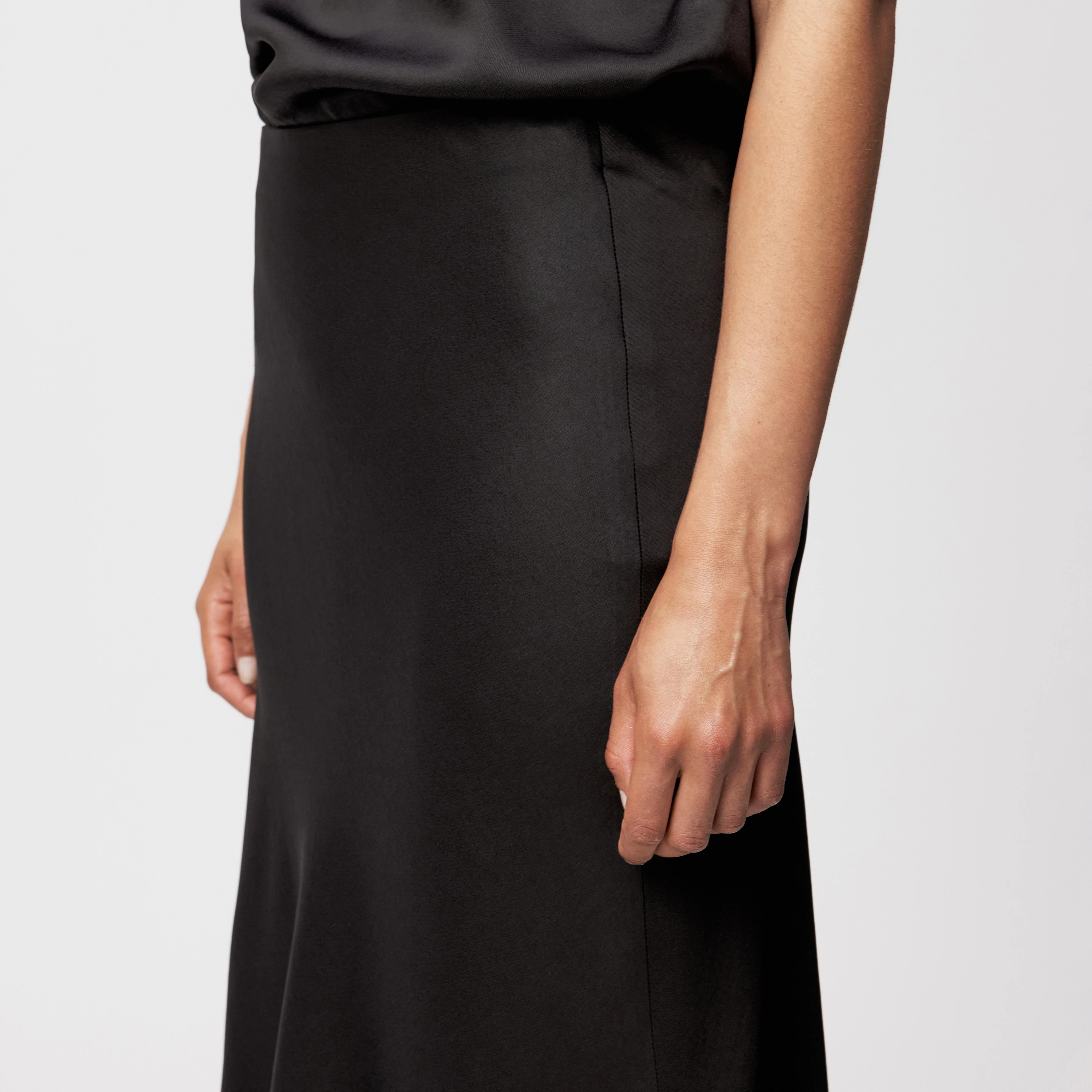 URA - Slip-Skirt in Midilänge in Satin - Damen - braun - Detailansicht am Model