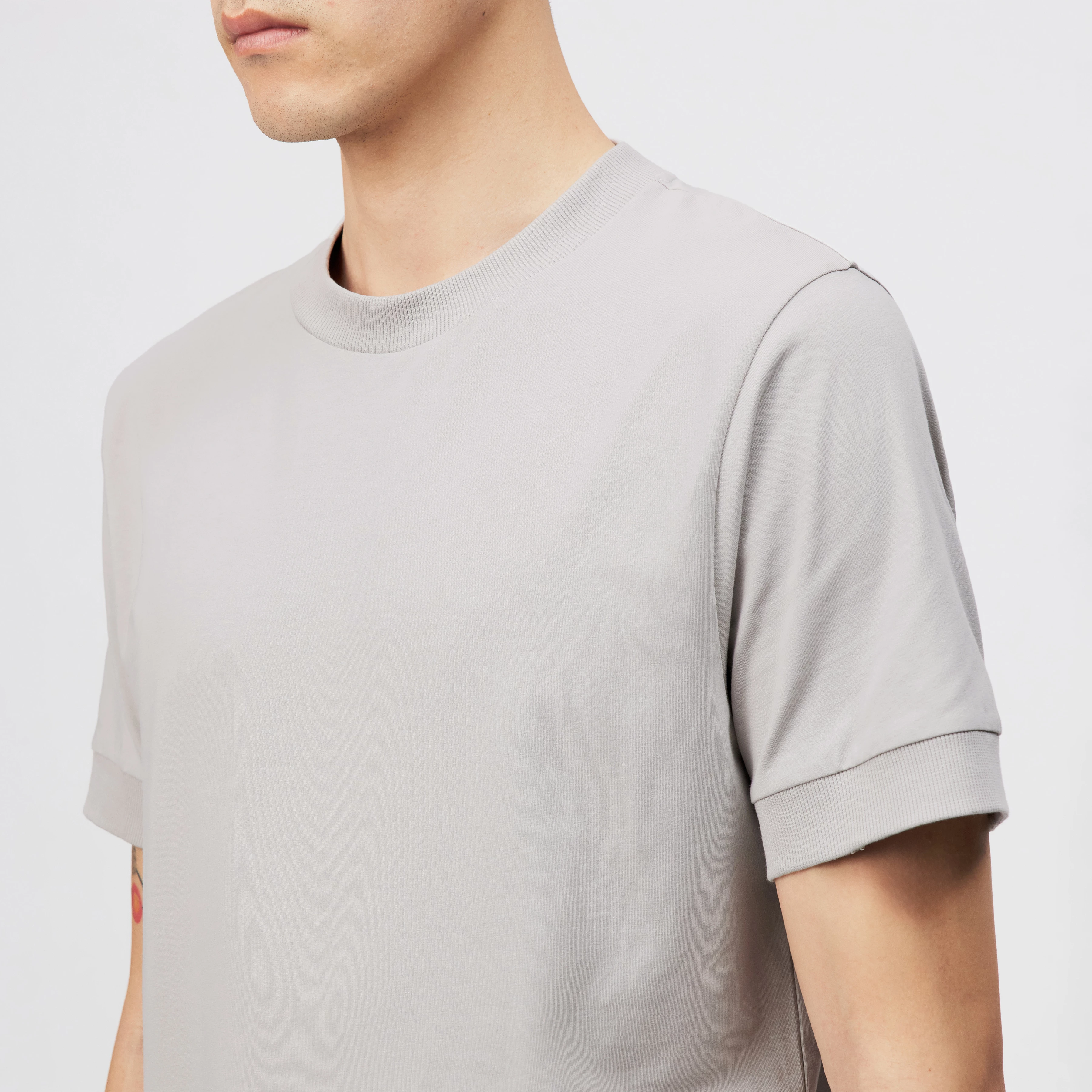 ANTON - Fitted T-Shirt in Baumwolle - Herren - grau - Detailansicht am Model