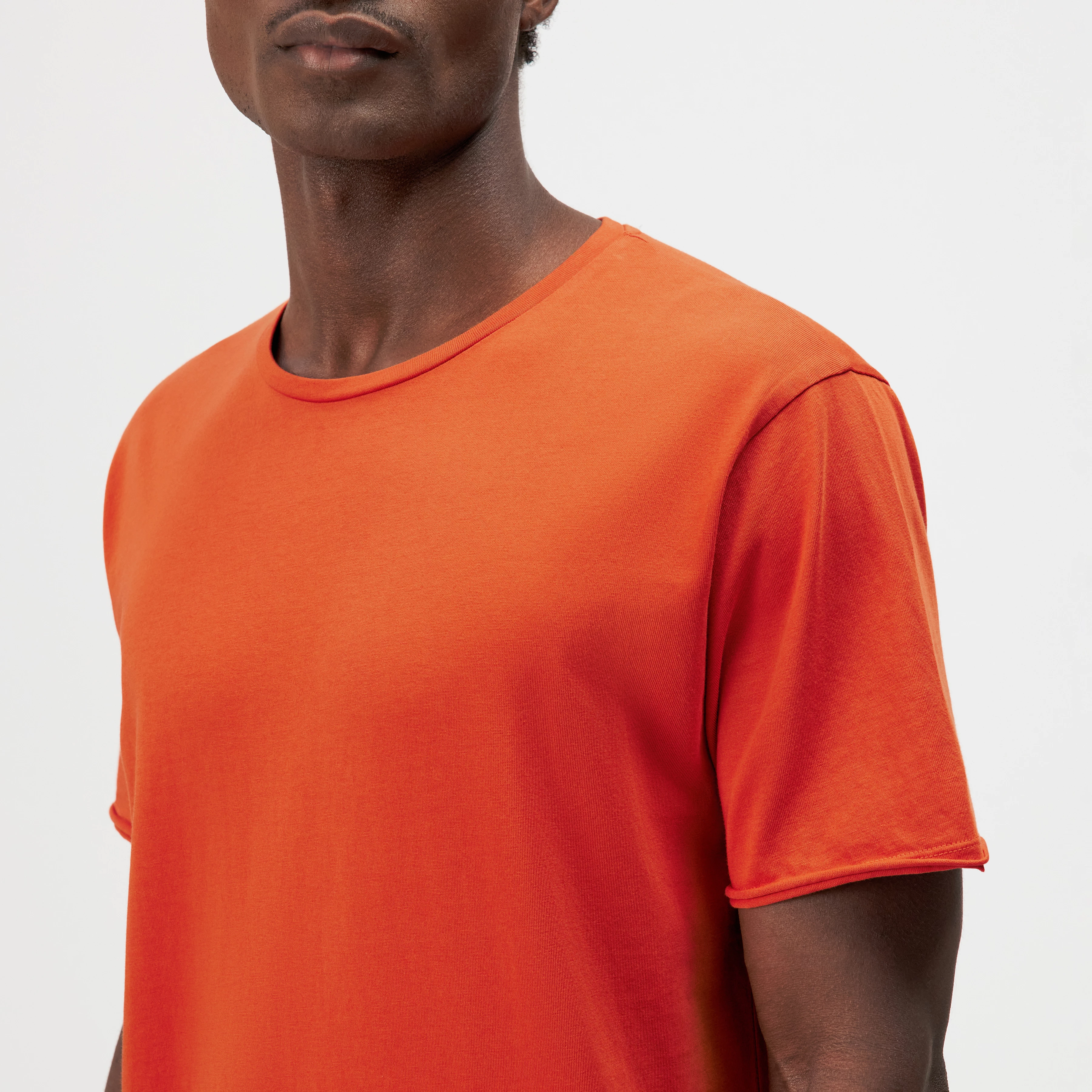 KENDRICK_2 - T-shirt in pure cotton - men - orange - Detailansicht am Model