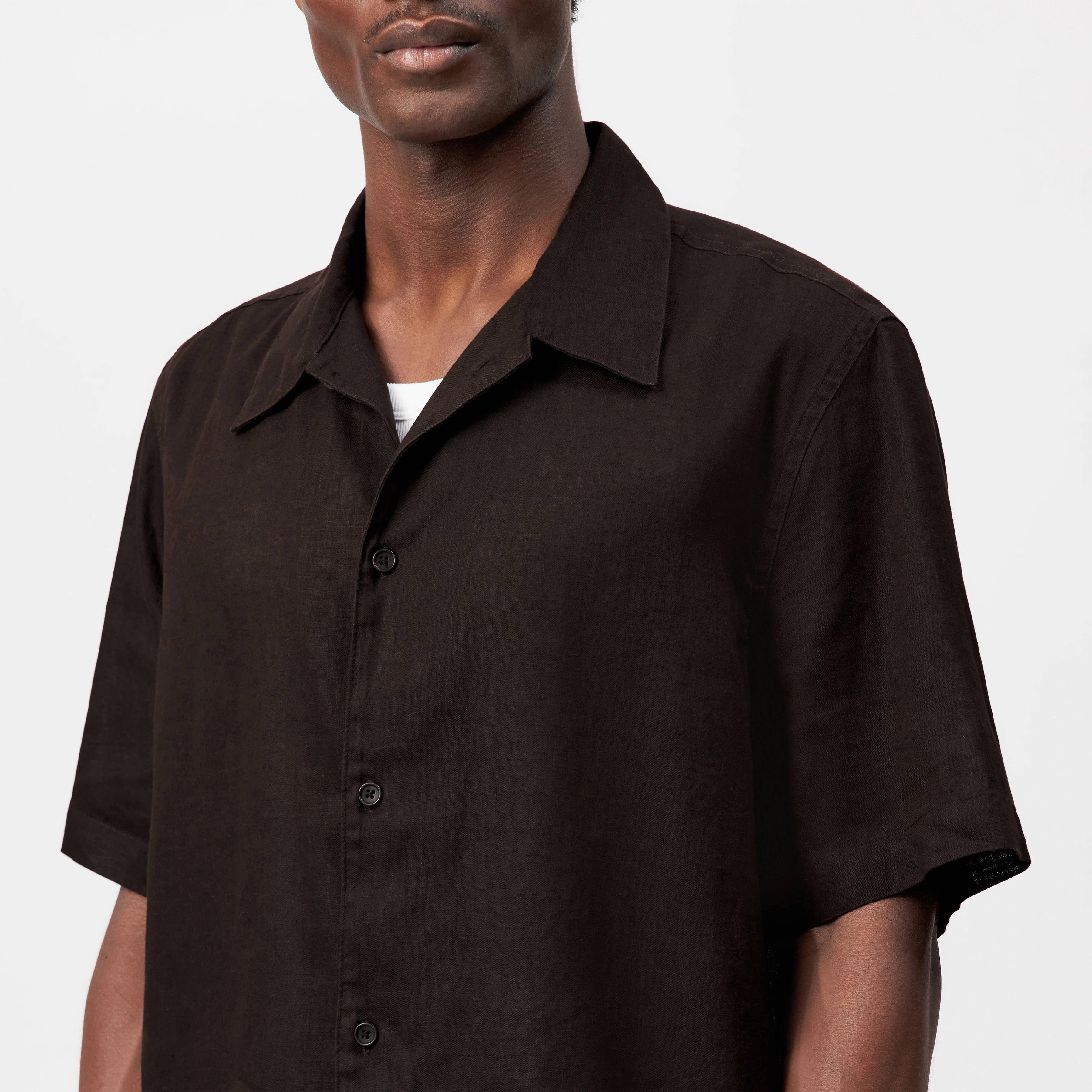 MERYN - Short-sleeve linen blend shirt - men - brown - Detailansicht am Model