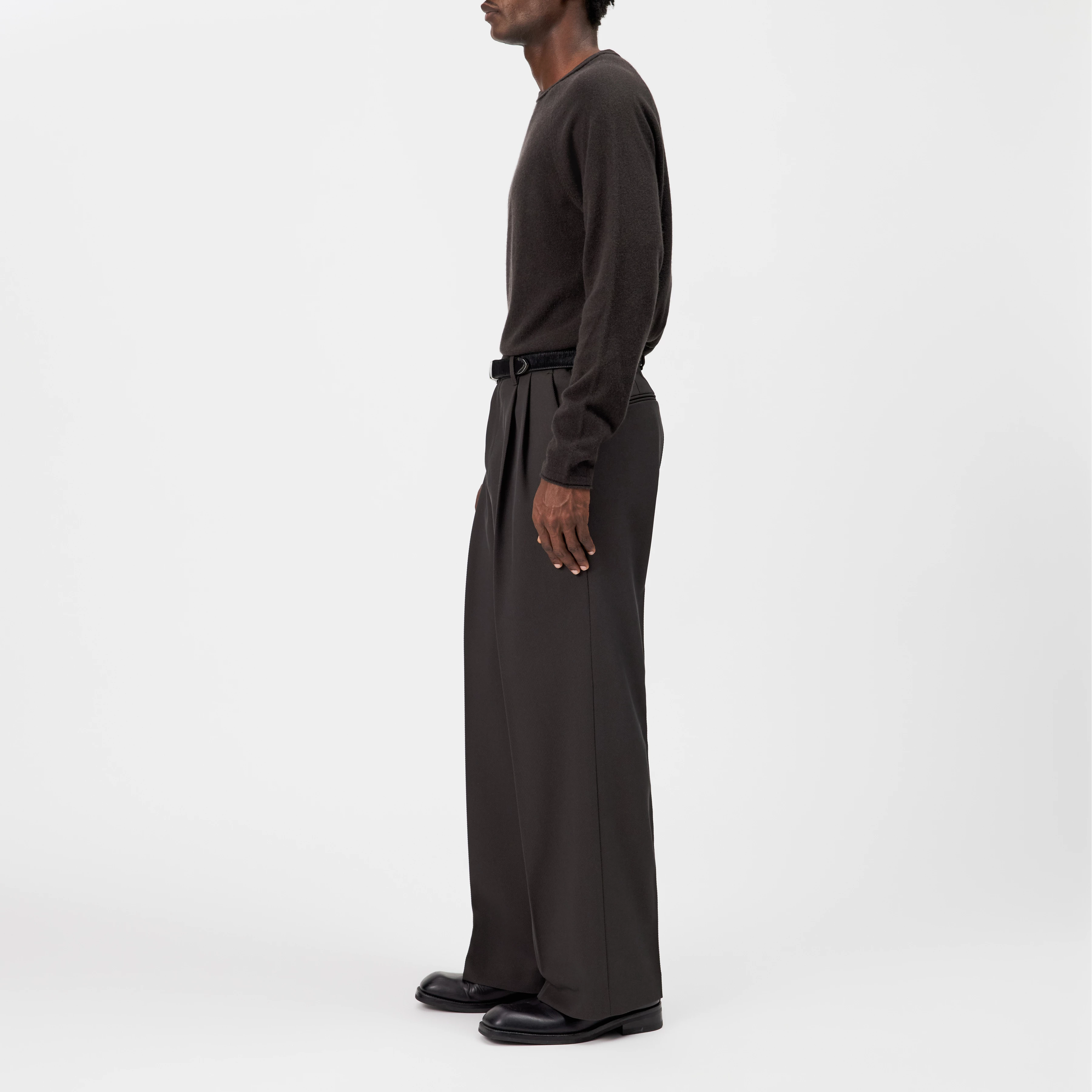 LEEK_WIDE - Relaxed fit pleated twill trousers - men - brown - Seitenansicht