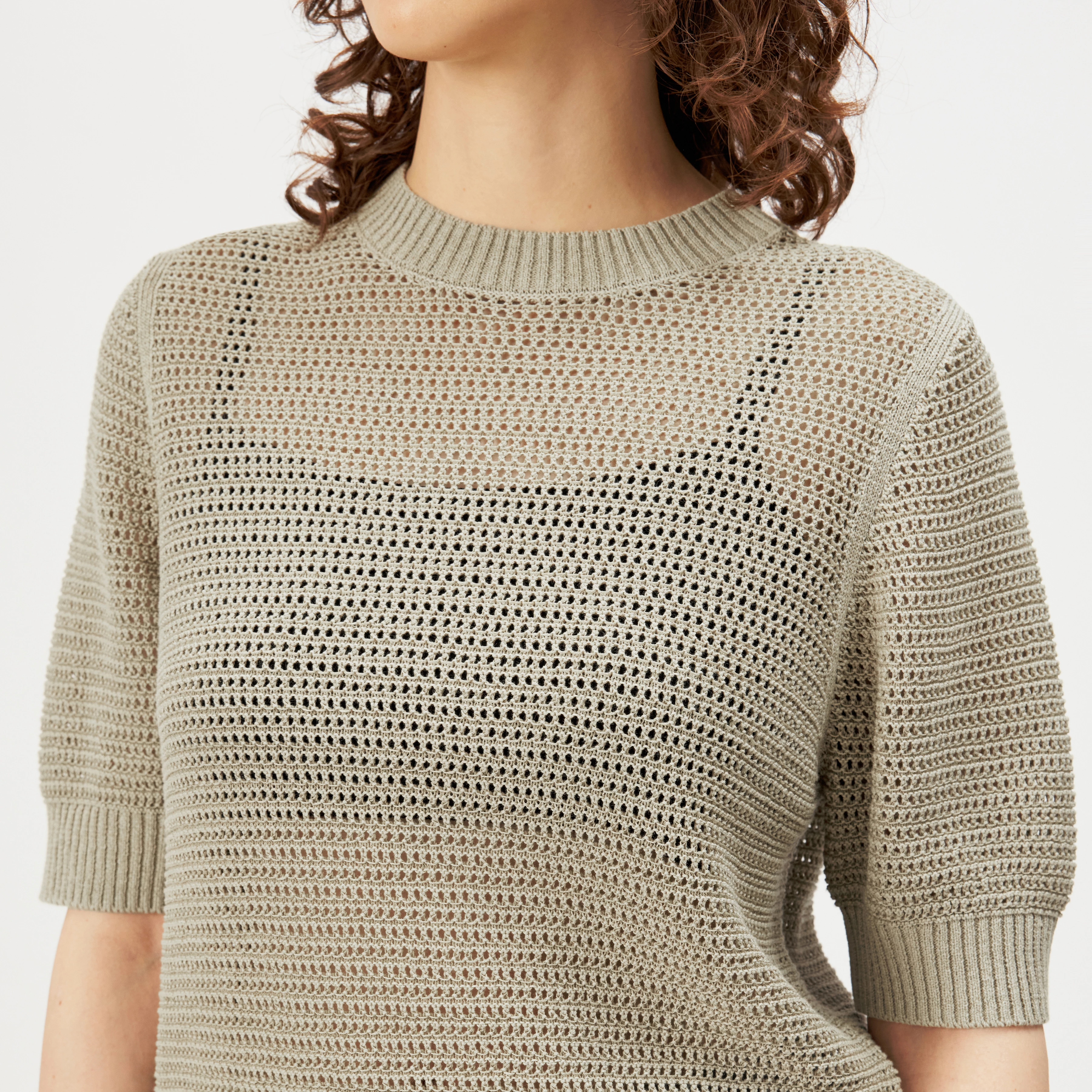 SANIDY - Chunky knit short sleeve in cotton blend - women - beige - Detailansicht am Model