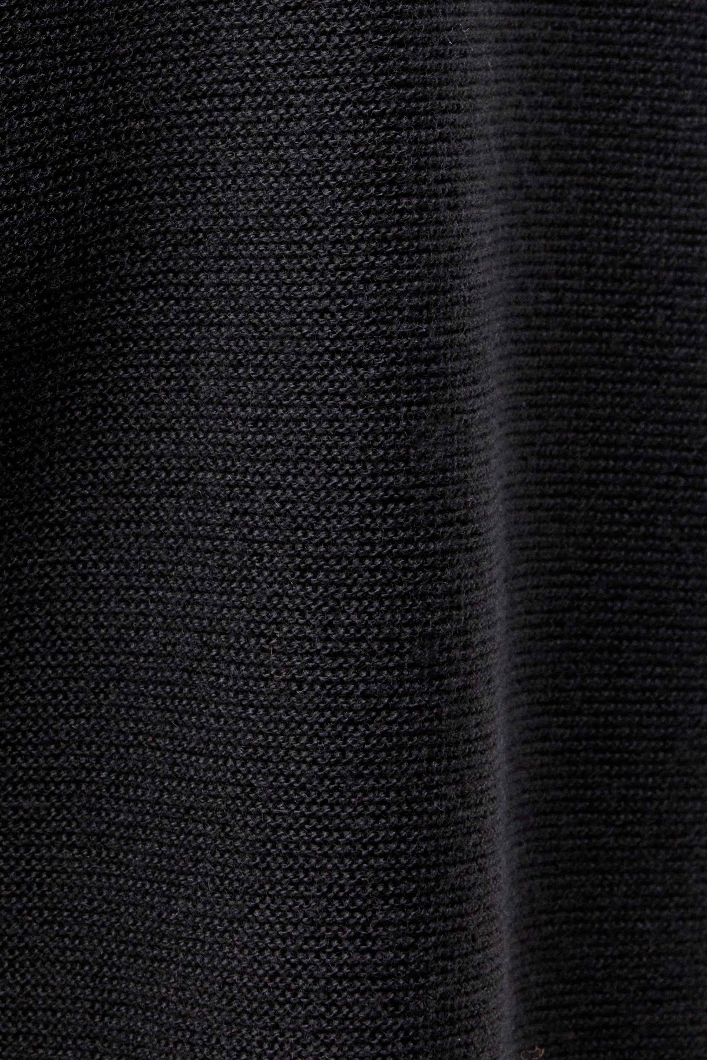 MANUMY - cleane Strickjacke in Merinowolle - Damen - schwarz - Detailansicht am Model