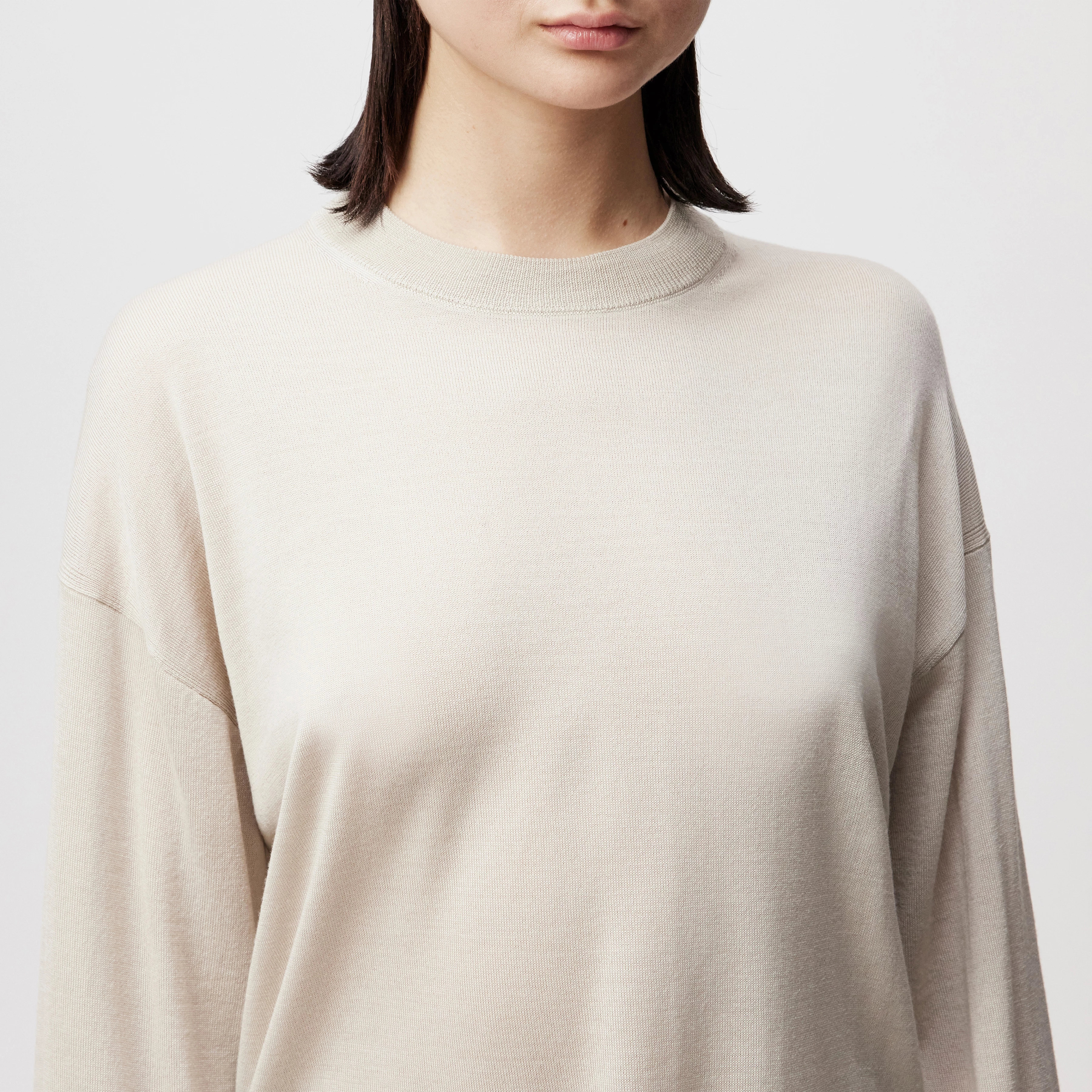 LIZIELA - Pull à col rond en laine mérinos fine - women - beige - Detailansicht am Model