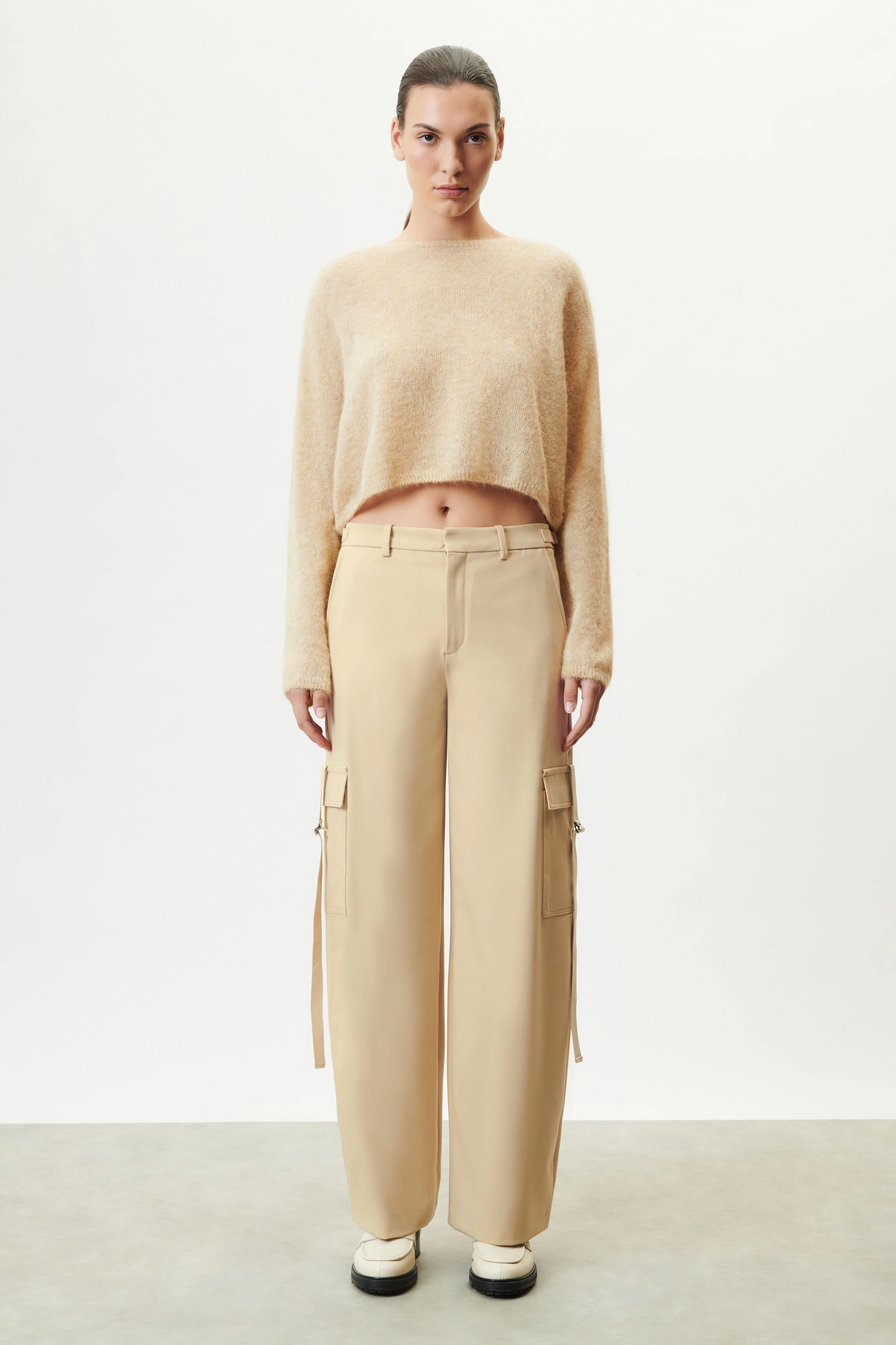 IMENY - Cropped sweater in luxurious Suri baby alpaca mix - women - brown - Ganzkörper-Frontansicht