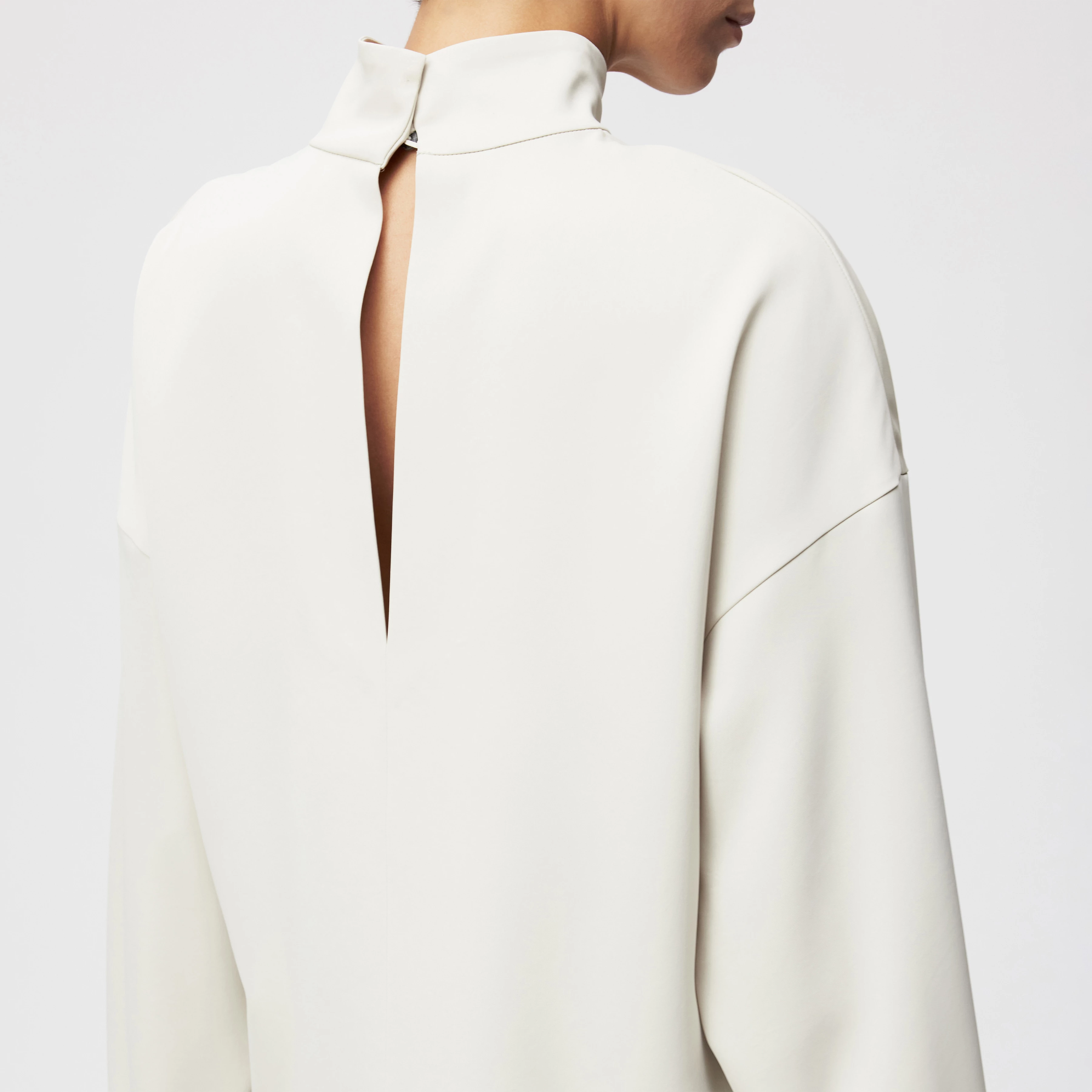 ALVARA - Blouse met opstaande kraag in satijn - dames - beige - Detailansicht am Model