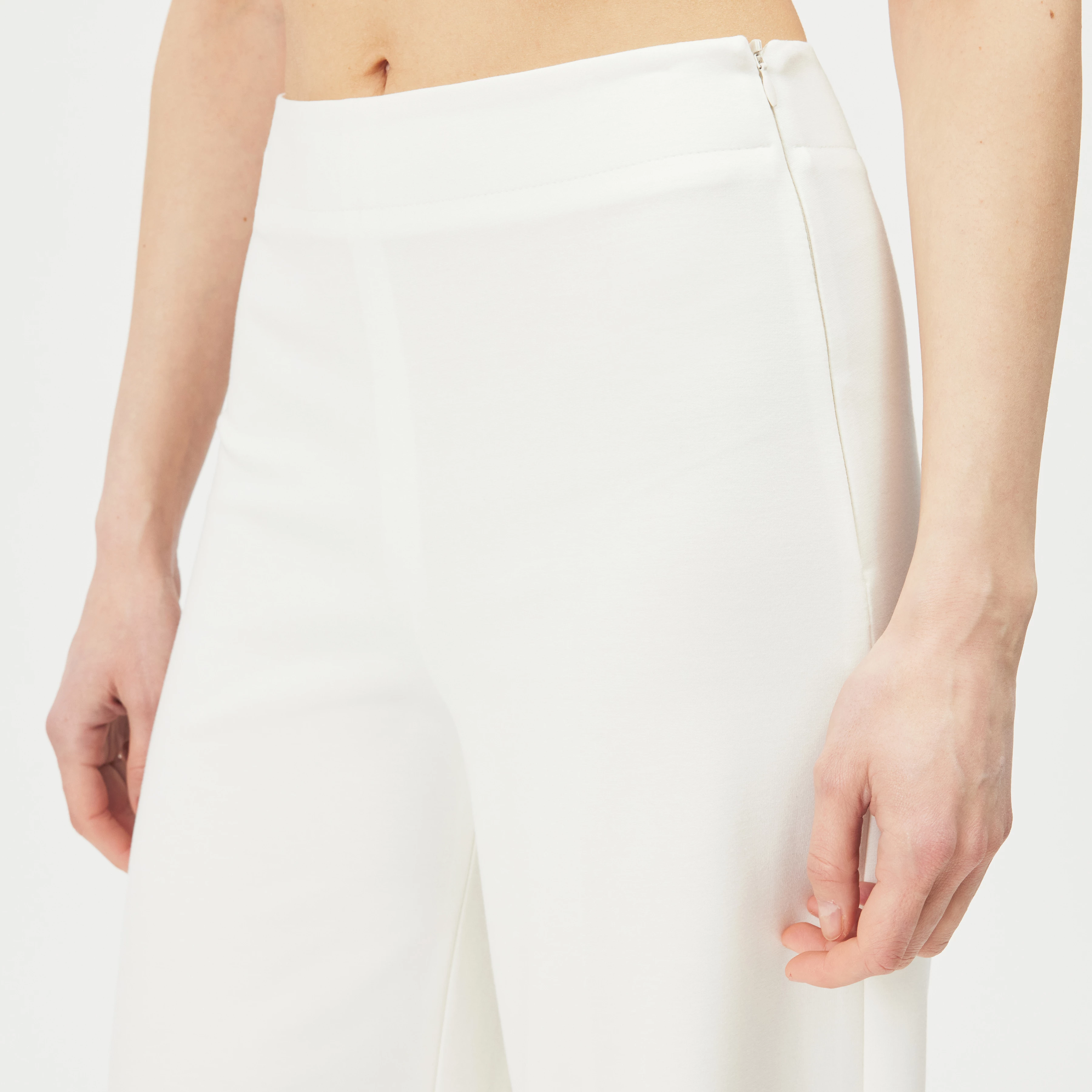 BEFORE - Marlenehose in Jersey - Damen - off white - Detailansicht am Model