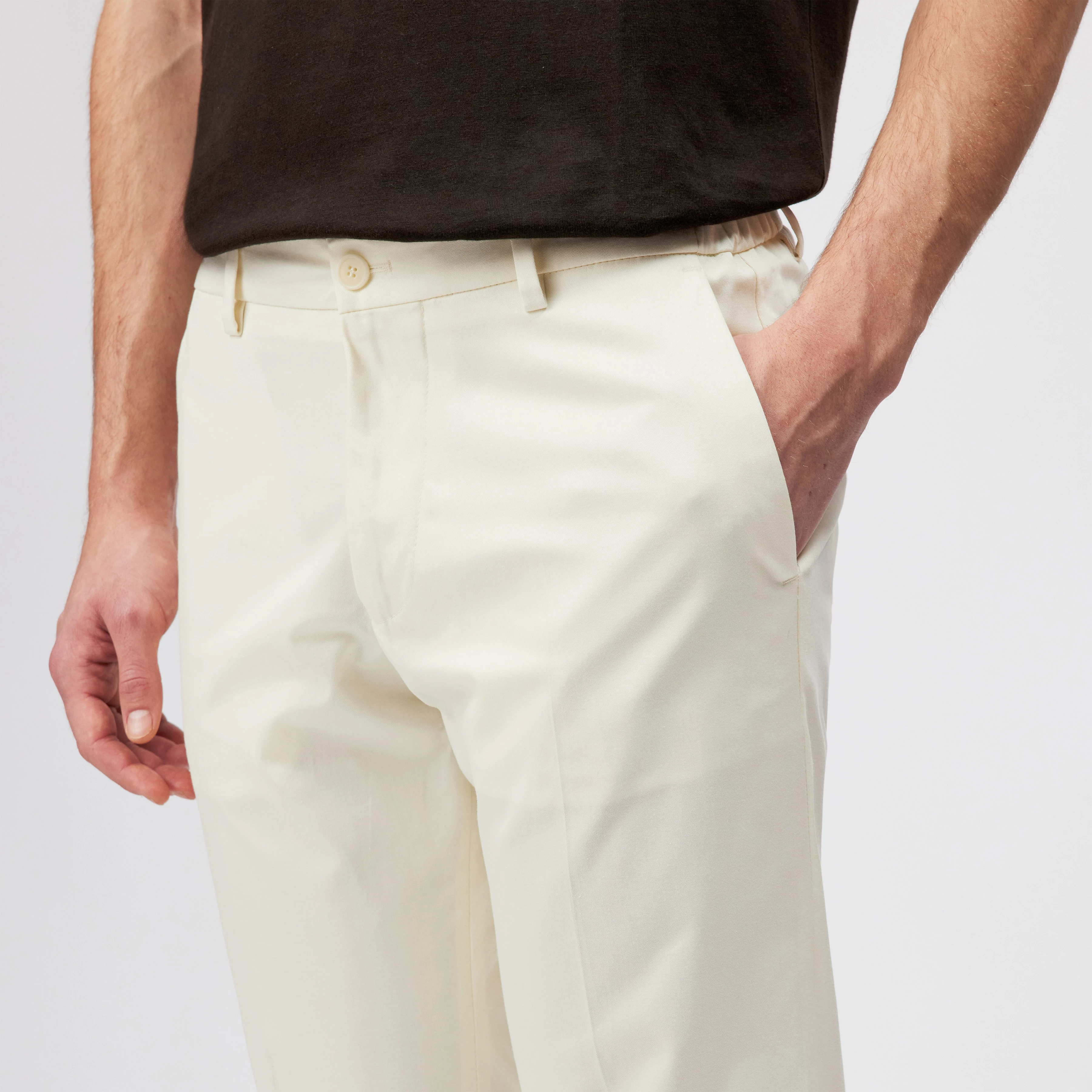 AJEND - Tailored Slim Fit Trousers in Cotton Blend - men - off white - Detailansicht am Model