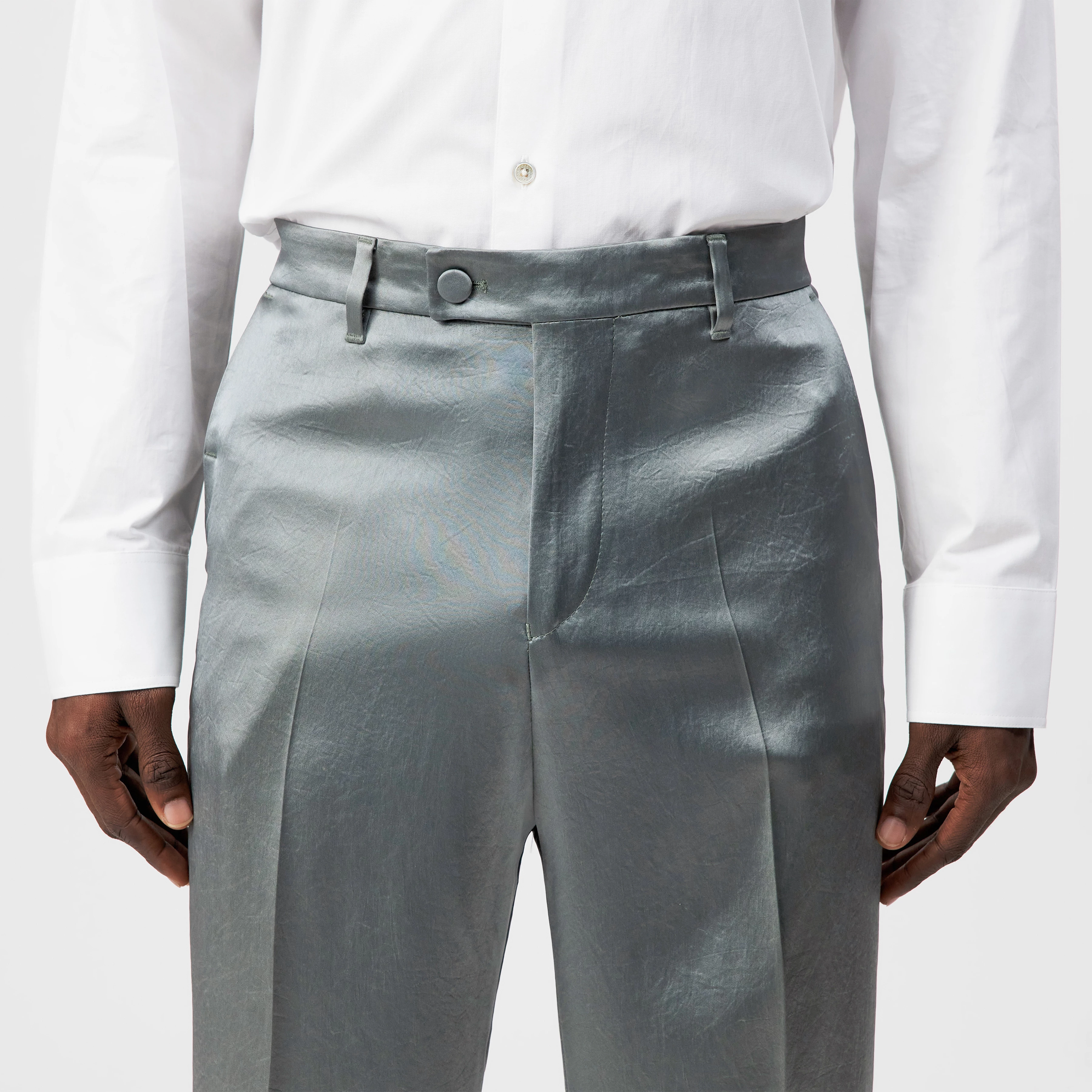 NOXEN - Klassiske bukser i satin - men - grøn - Detailansicht am Model