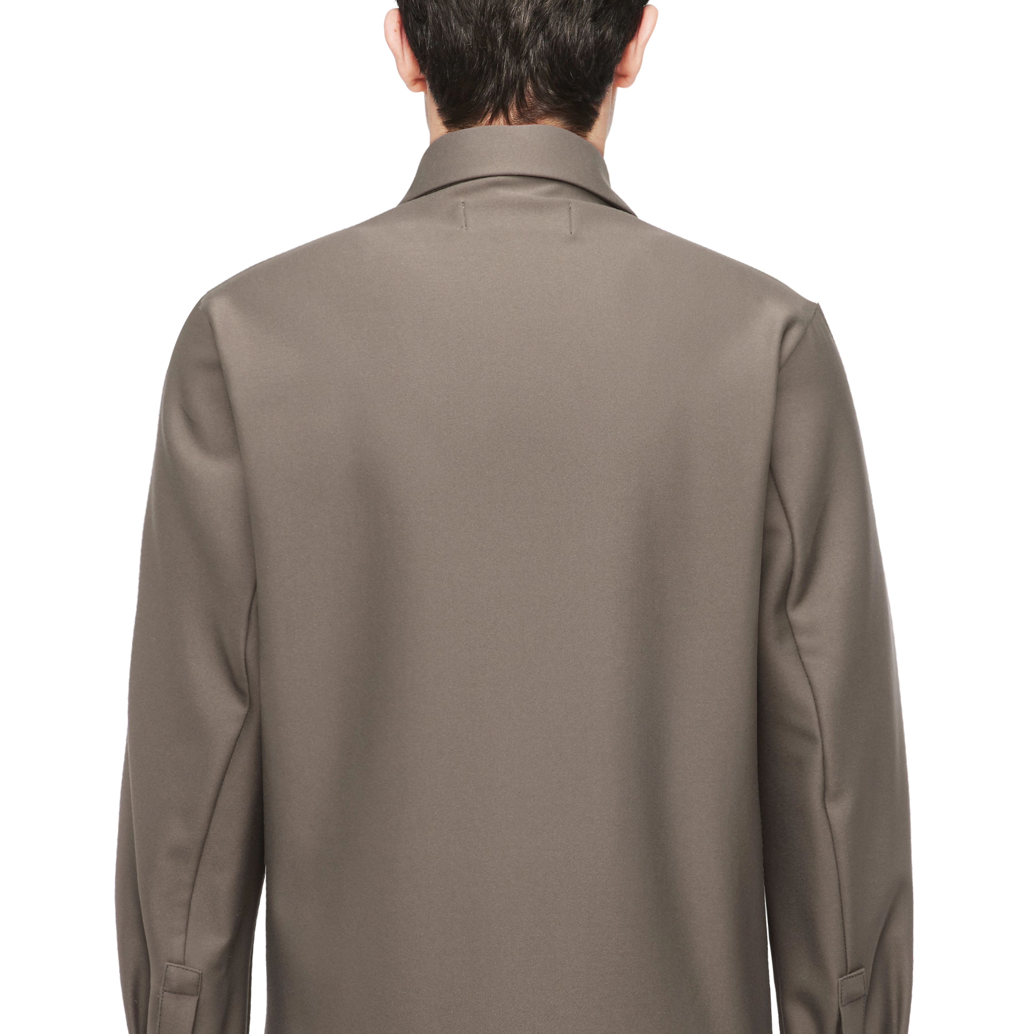 NIKANO - Shirt jacket in heavy satin - men - green - Detailansicht am Model