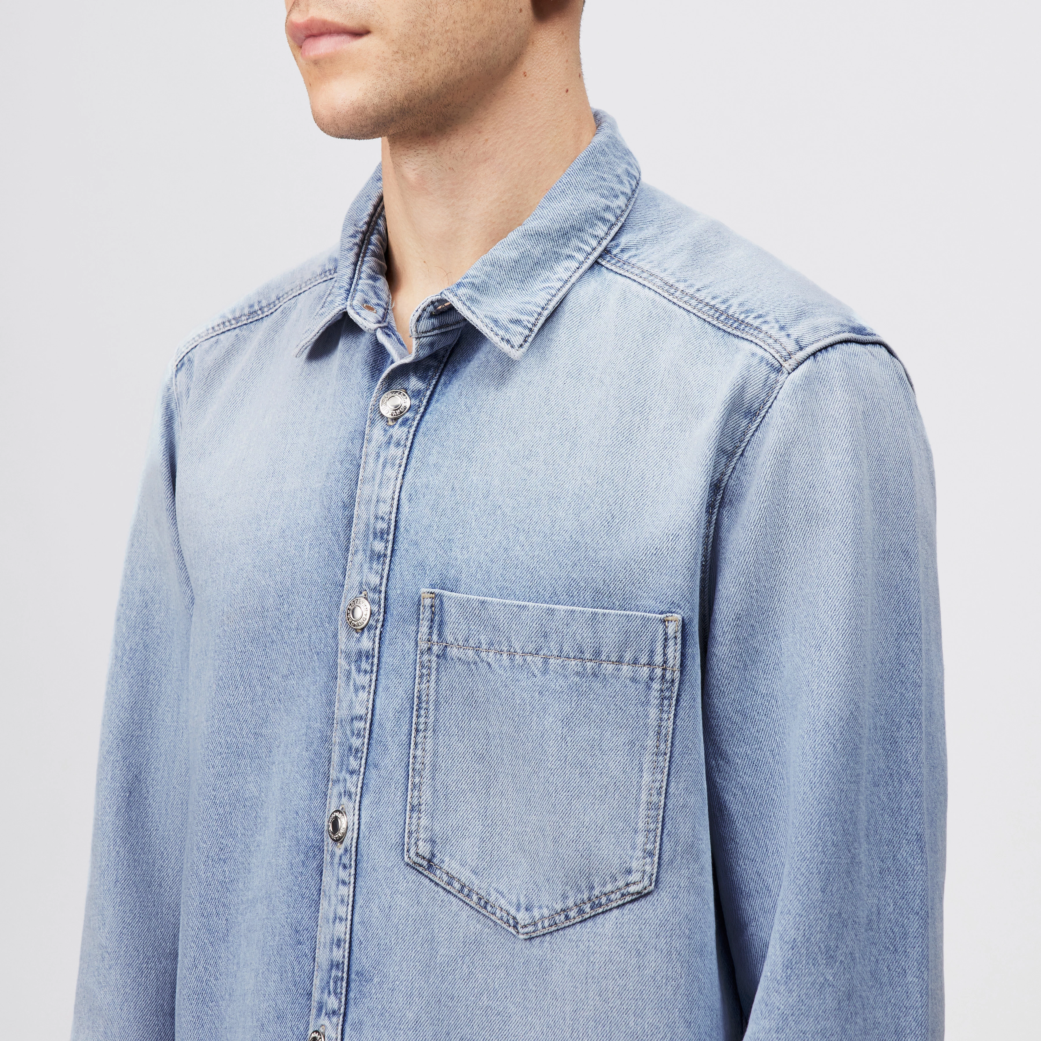 DIEGGO - Denim overshirt with chest pocket - men - blue - Detailansicht am Model