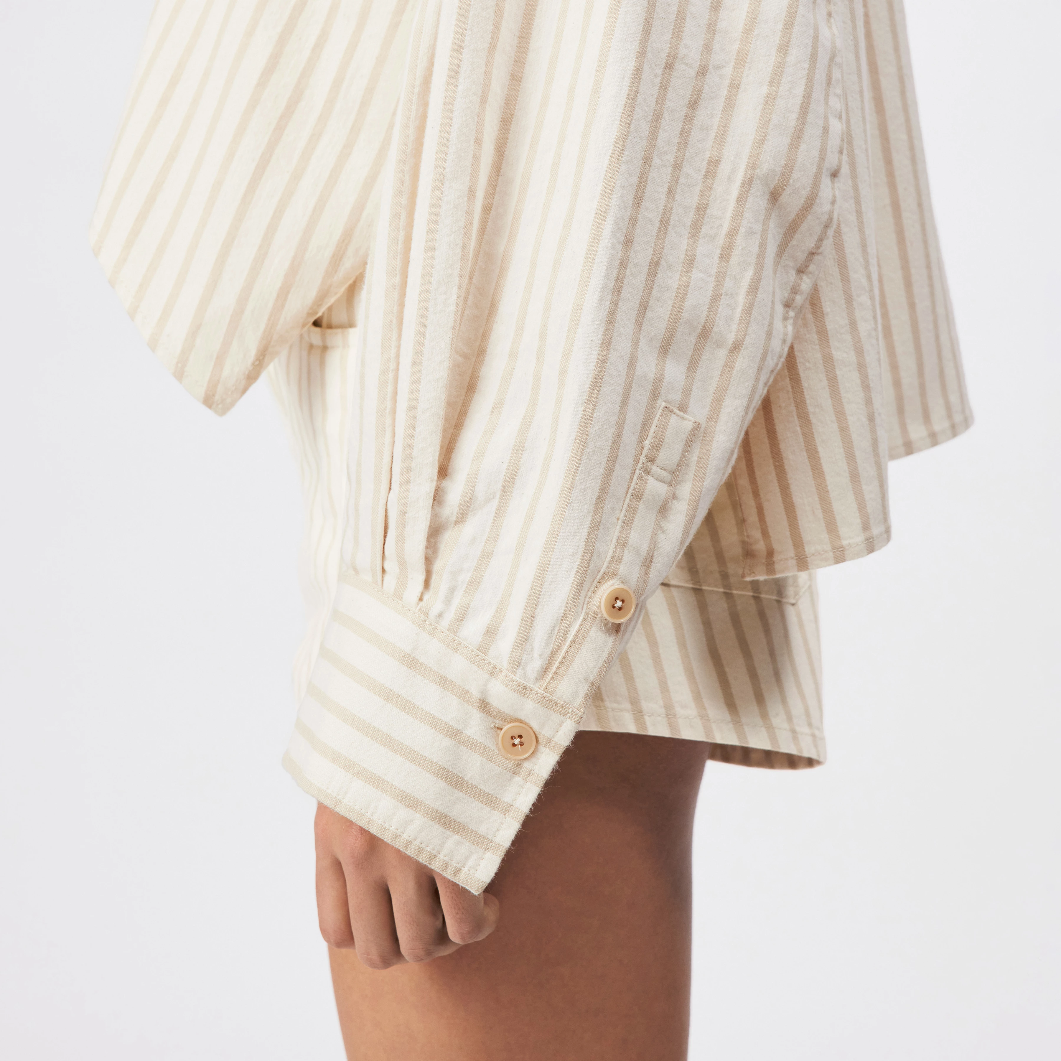 OSHIA - Oversized striped cotton shirt - women - beige - Detailansicht am Model