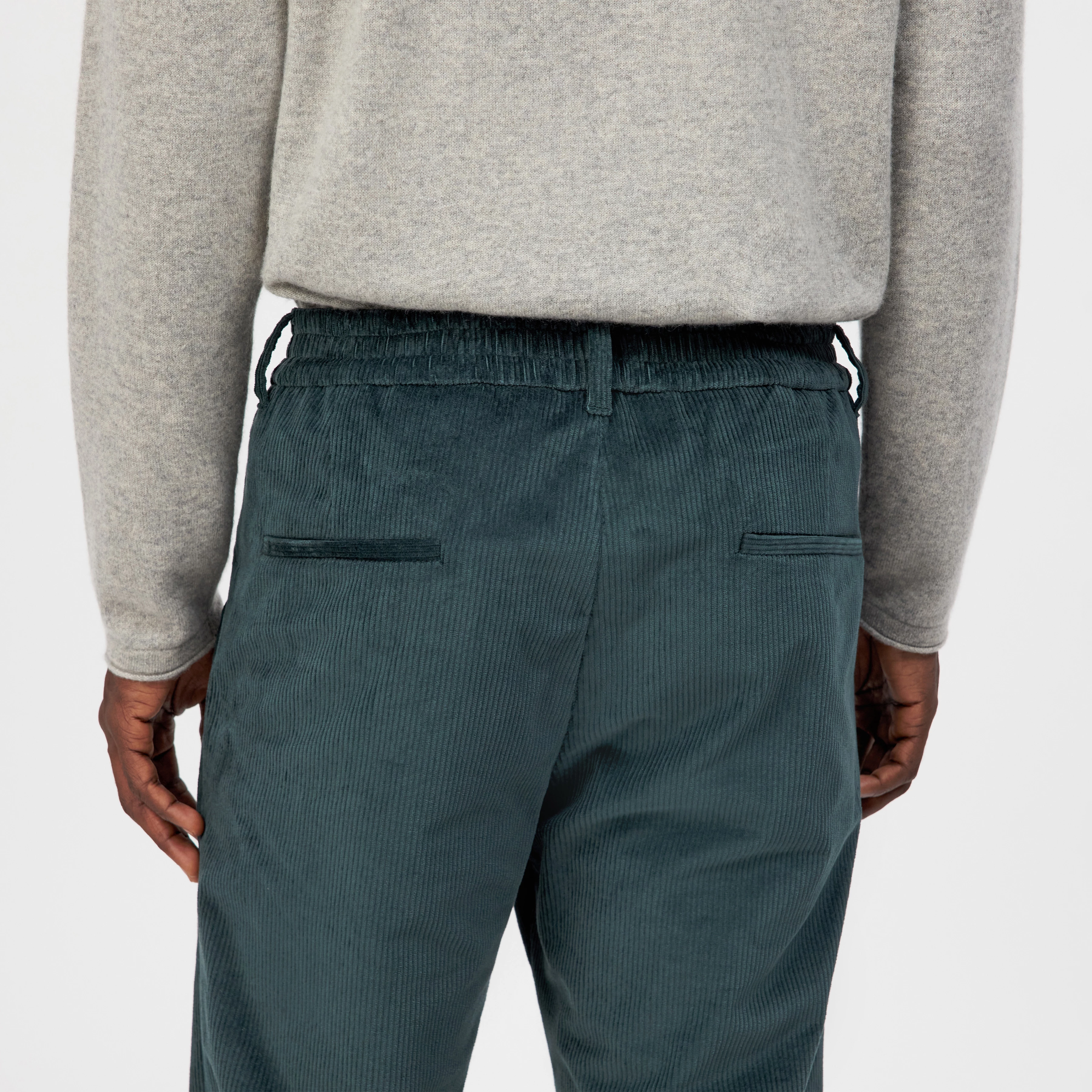 CHASY - Casual Hose mit Bundfalte in Baumwoll-Cord - Herren - grün - Detailansicht am Model